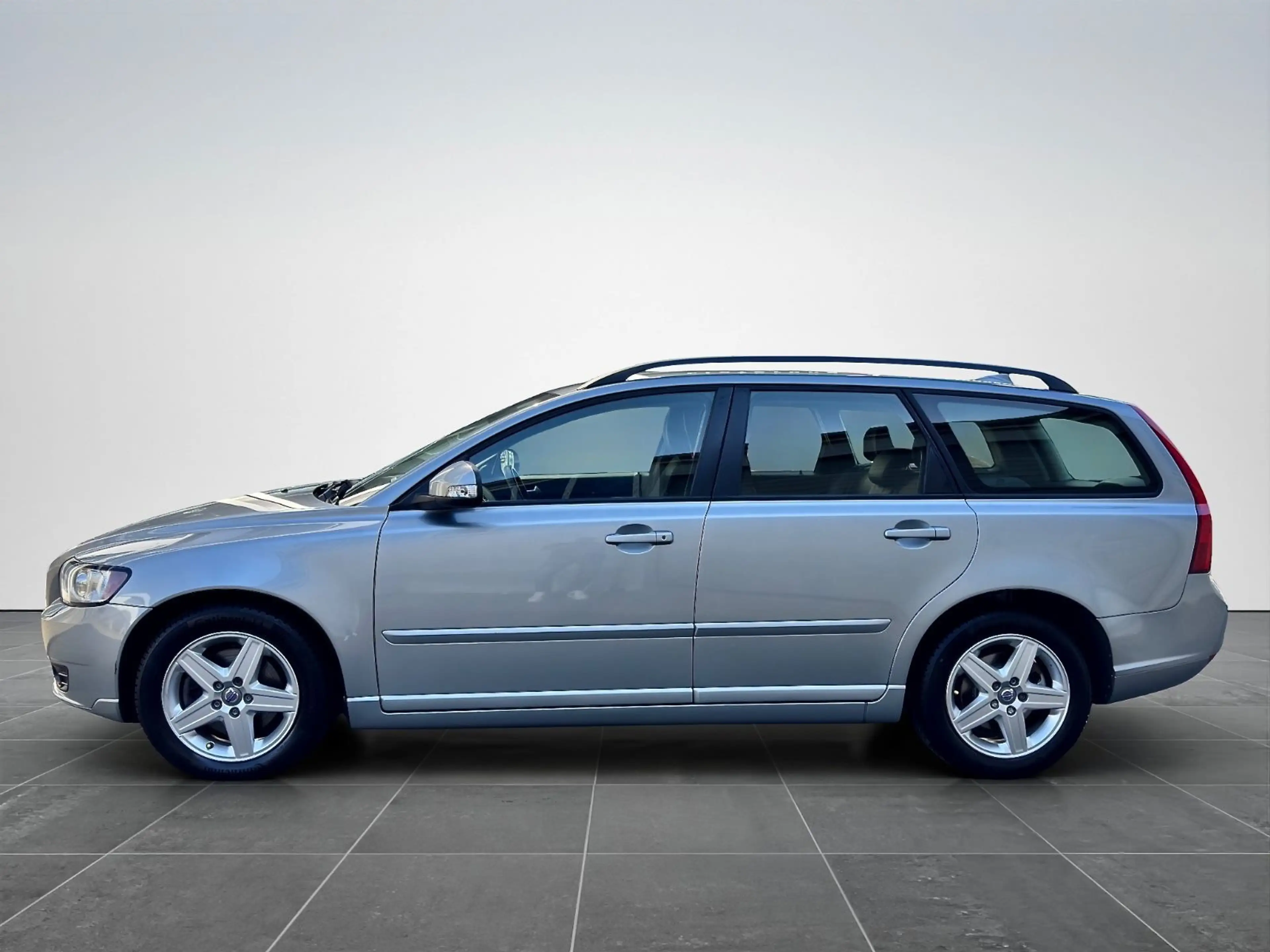 Volvo V50 2.0D*6 GANG*LEDER*XENON*PDC*SHZ*2 HAND* — photo 4