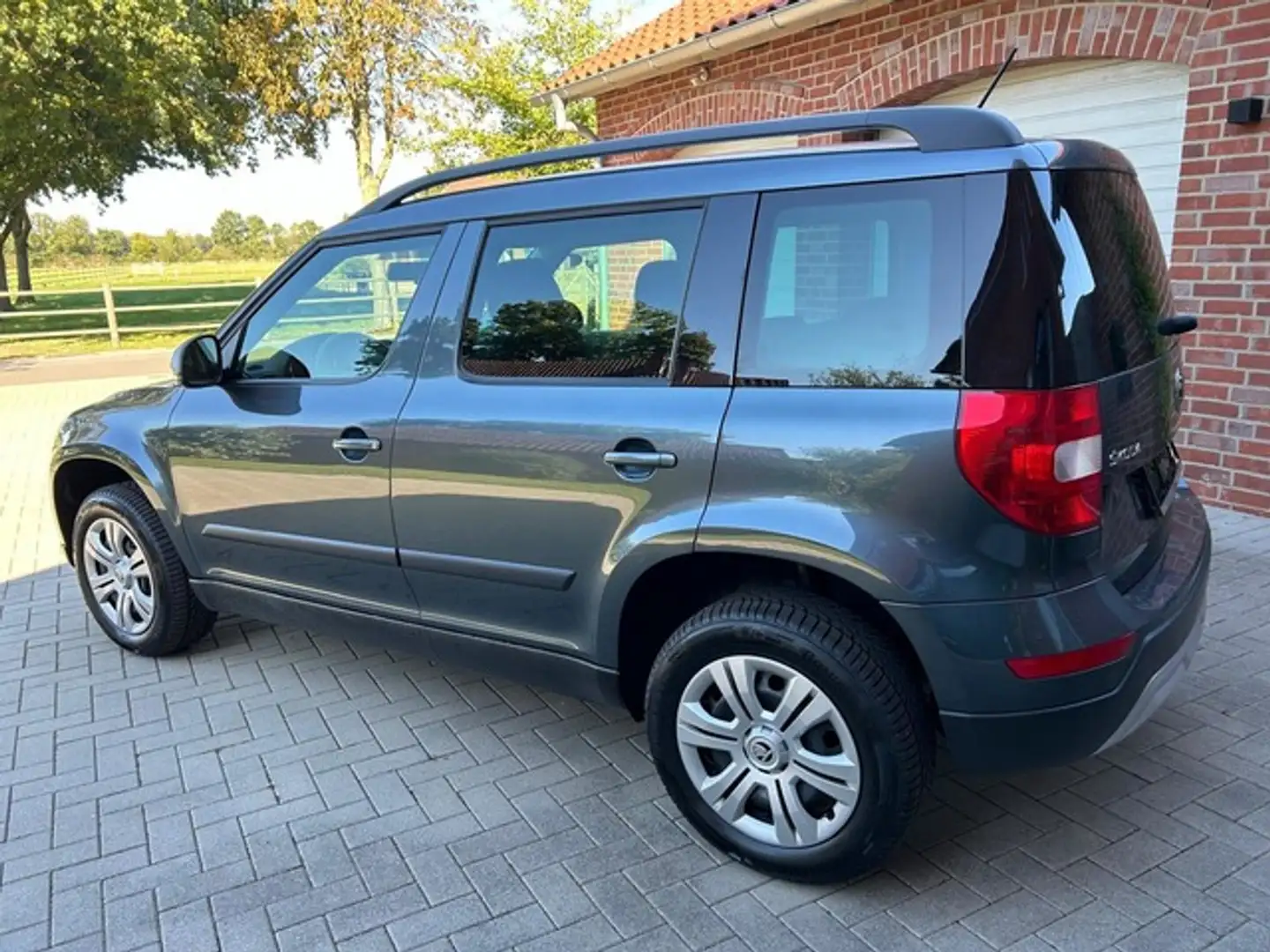 Skoda Yeti 1.2 TSI DSG,PDC,SHZ,Klima,Freispr. Grau - 2