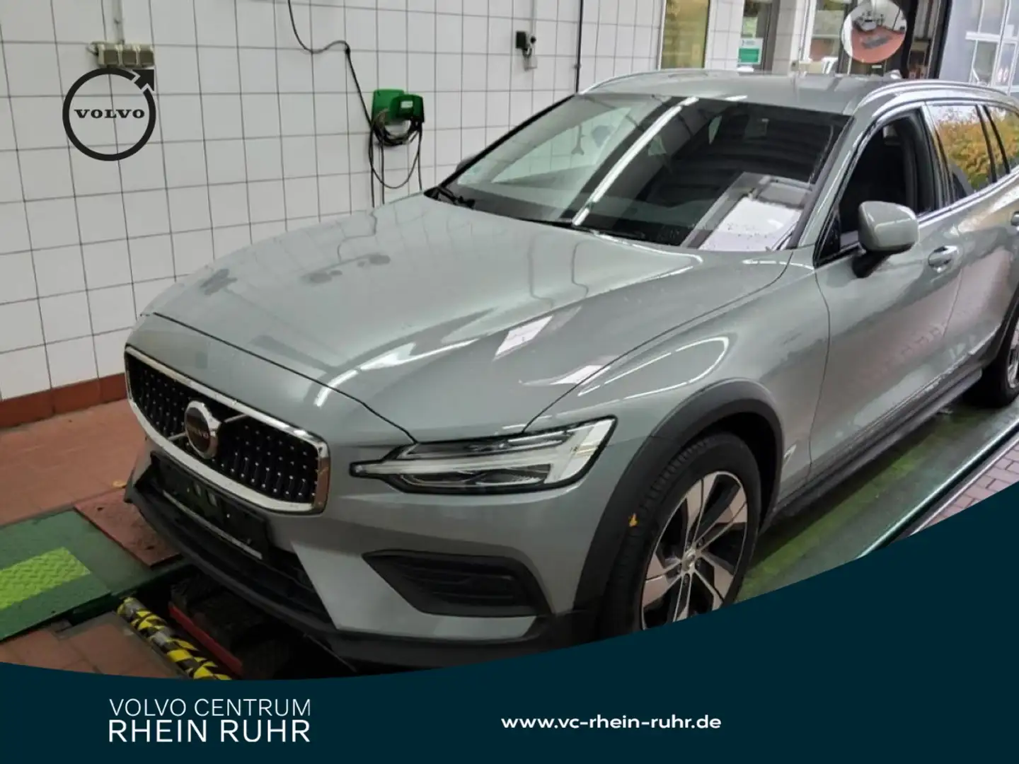 Volvo V60 Cross Country B4 AWD Plus+WINTERPAK+RFK+ Grijs - 1