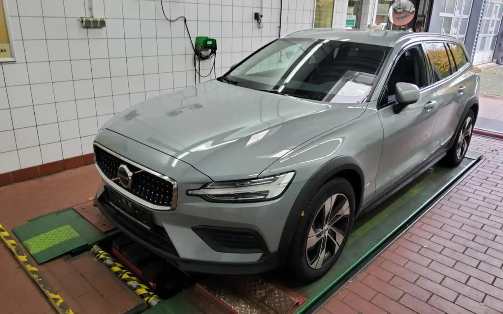 Volvo V60 Cross Country B4 AWD Plus+WINTERPAK+RFK+ Grijs - 2