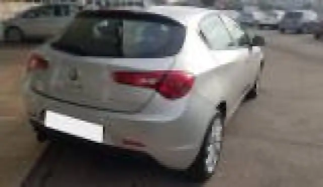 Alfa Romeo Giulietta view 4