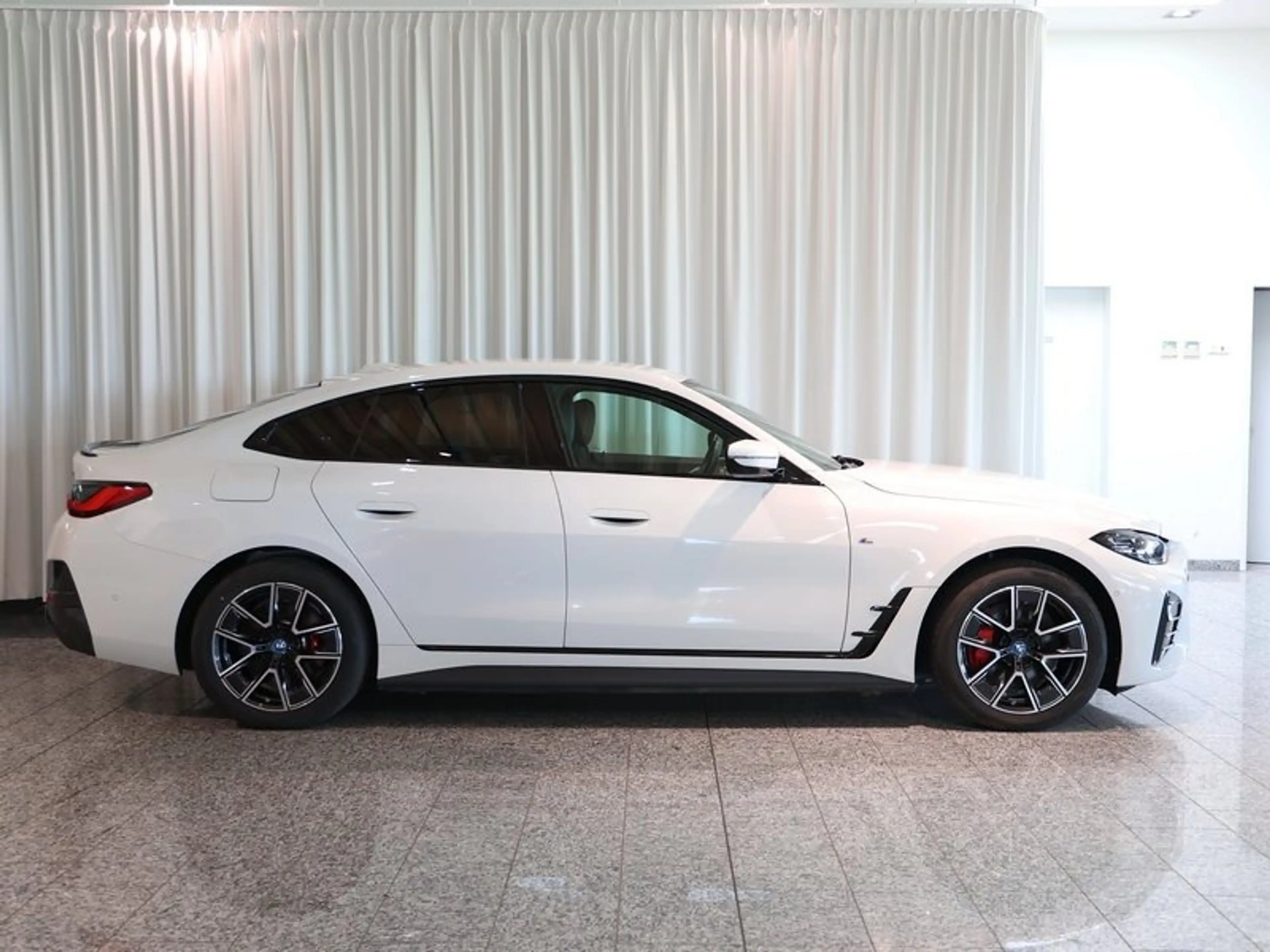 BMW i4 eDrive40 Gran Coupé M Sport DrivAssProf LED RFK Hi — photo 2