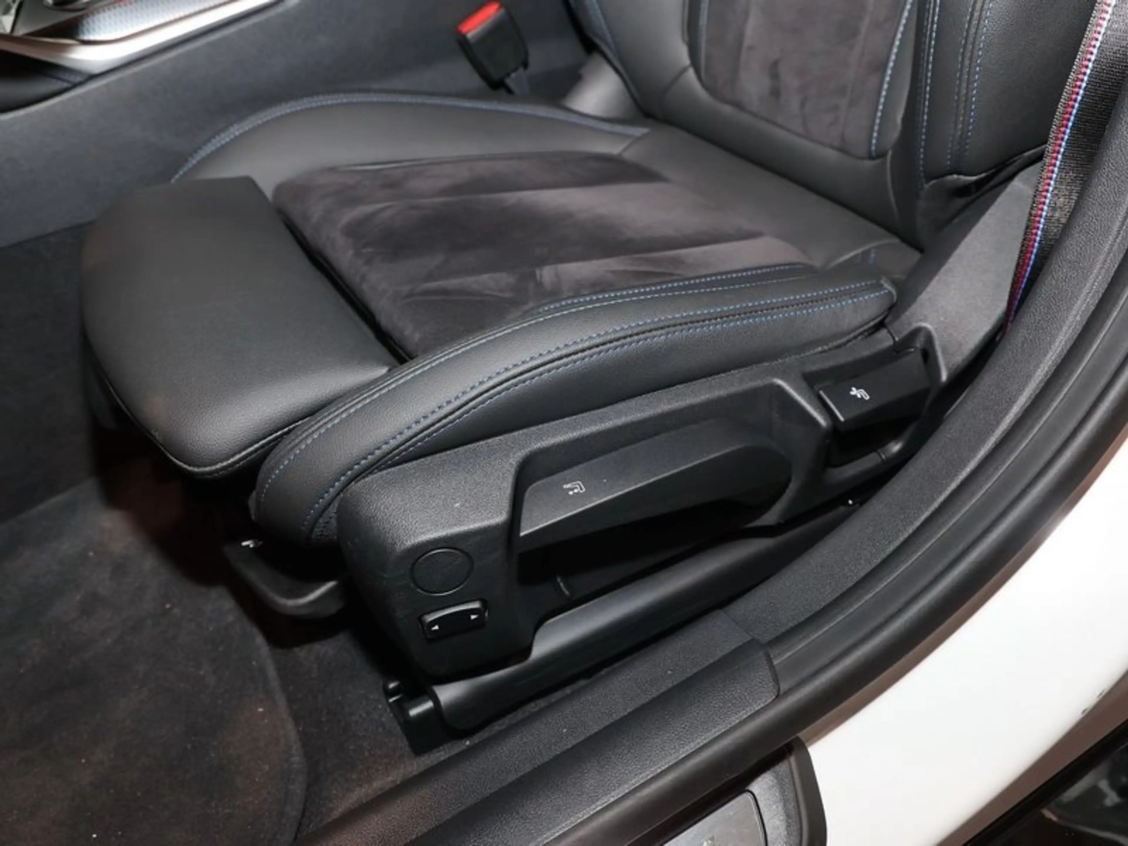 BMW i4 eDrive40 Gran Coupé M Sport DrivAssProf LED RFK Hi — photo 10