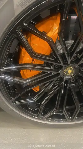 Lamborghini Urus view 5