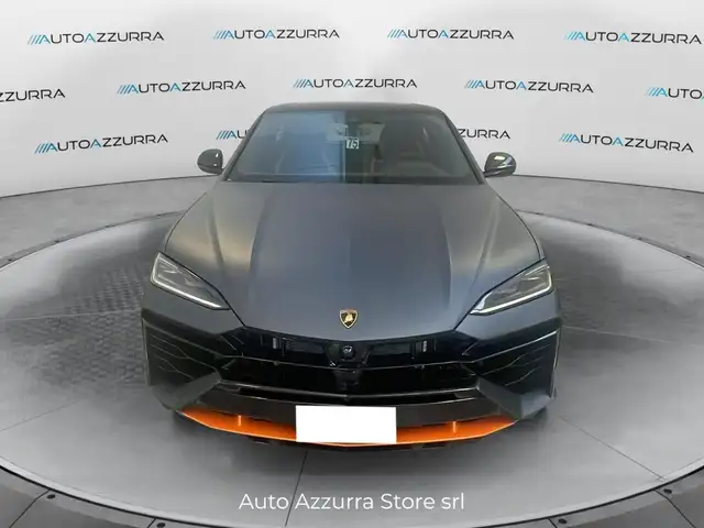 Lamborghini Urus view 3