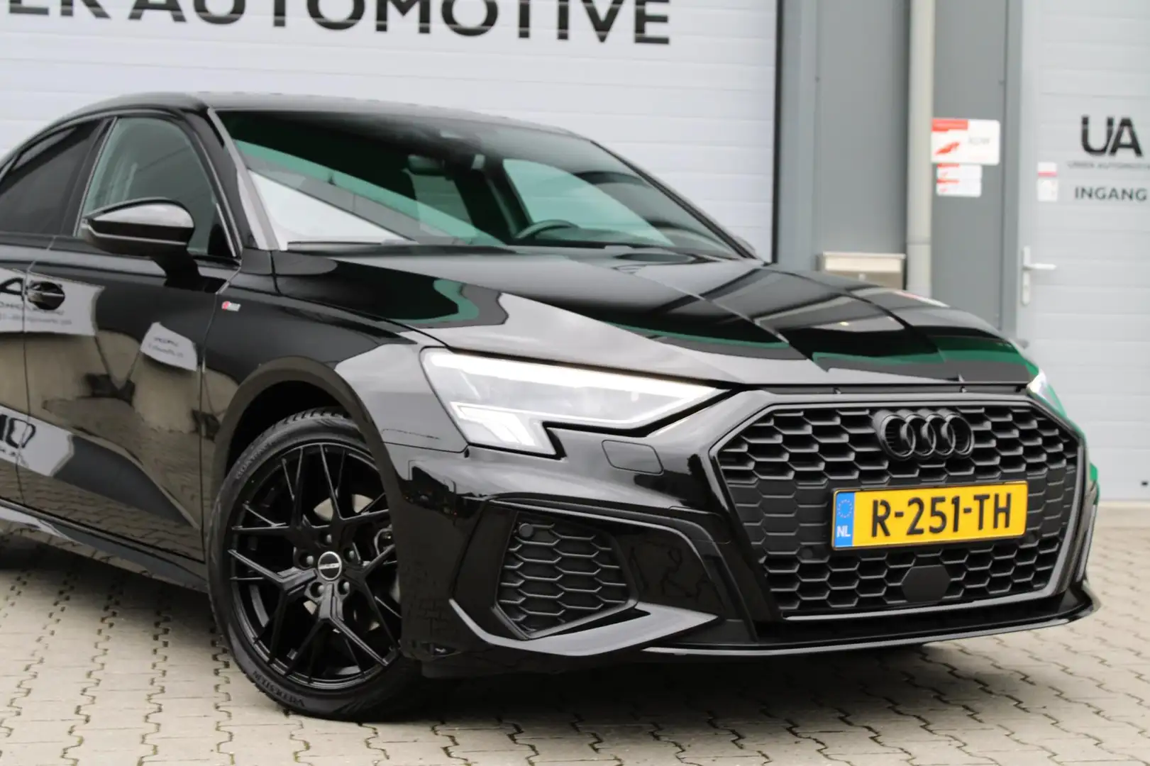 Audi A3 Limousine 30 TFSI S edition | S-LINE | KEYLESS | L Zwart - 2