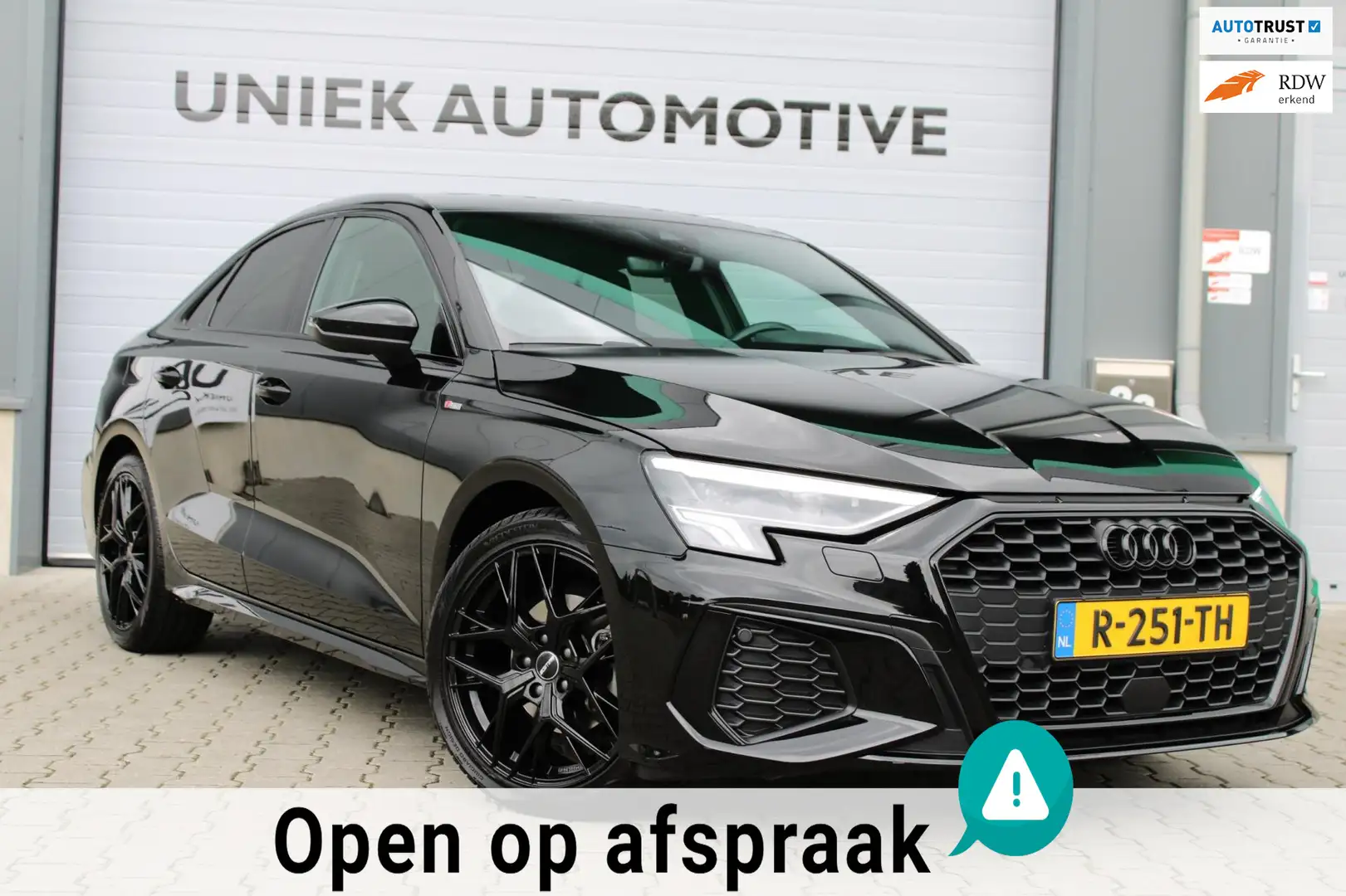 Audi A3 Limousine 30 TFSI S edition | S-LINE | KEYLESS | L Zwart - 1