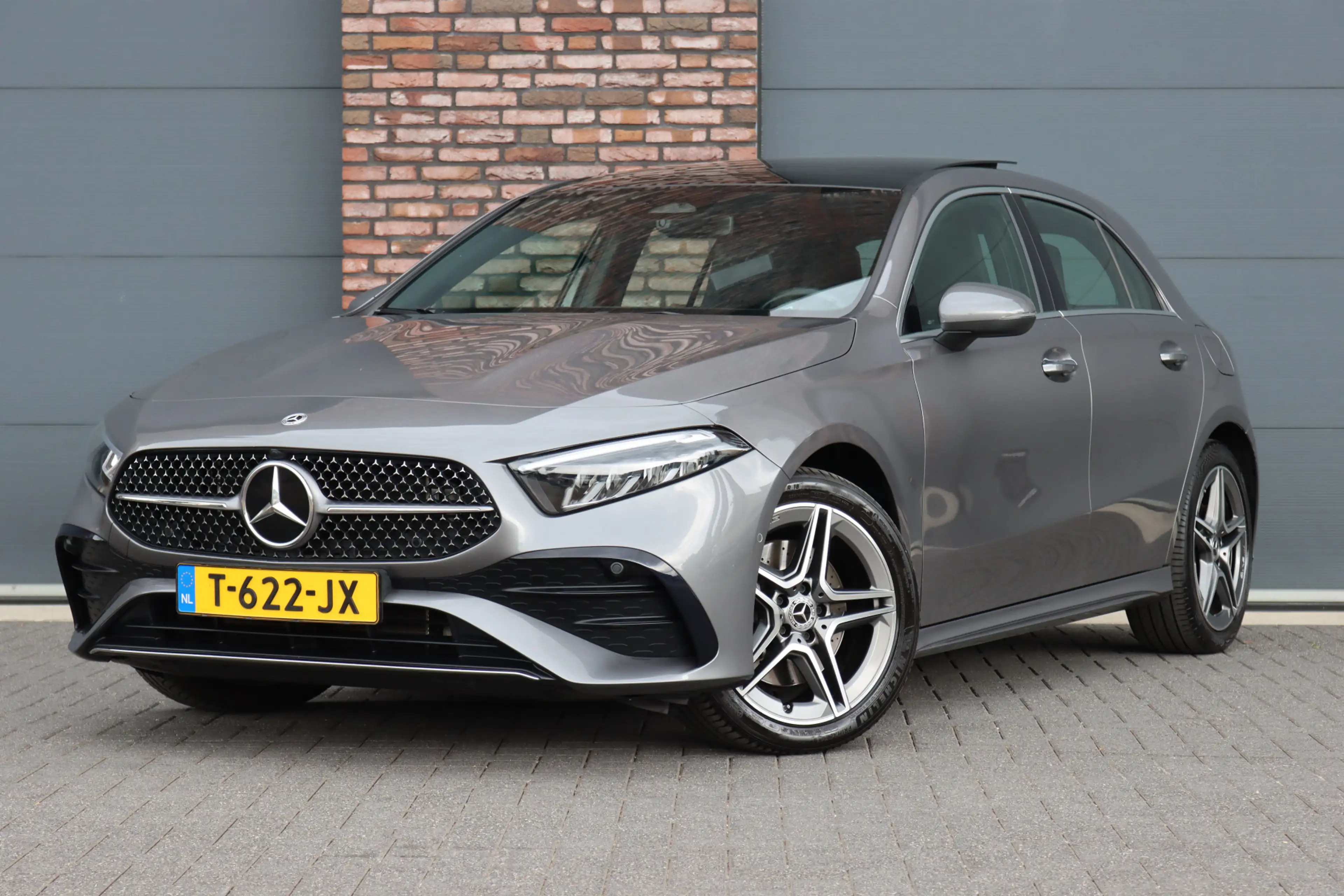 Mercedes-Benz A 250 e AMG Line | Facelift | Panoramadak | Sfeerverlich