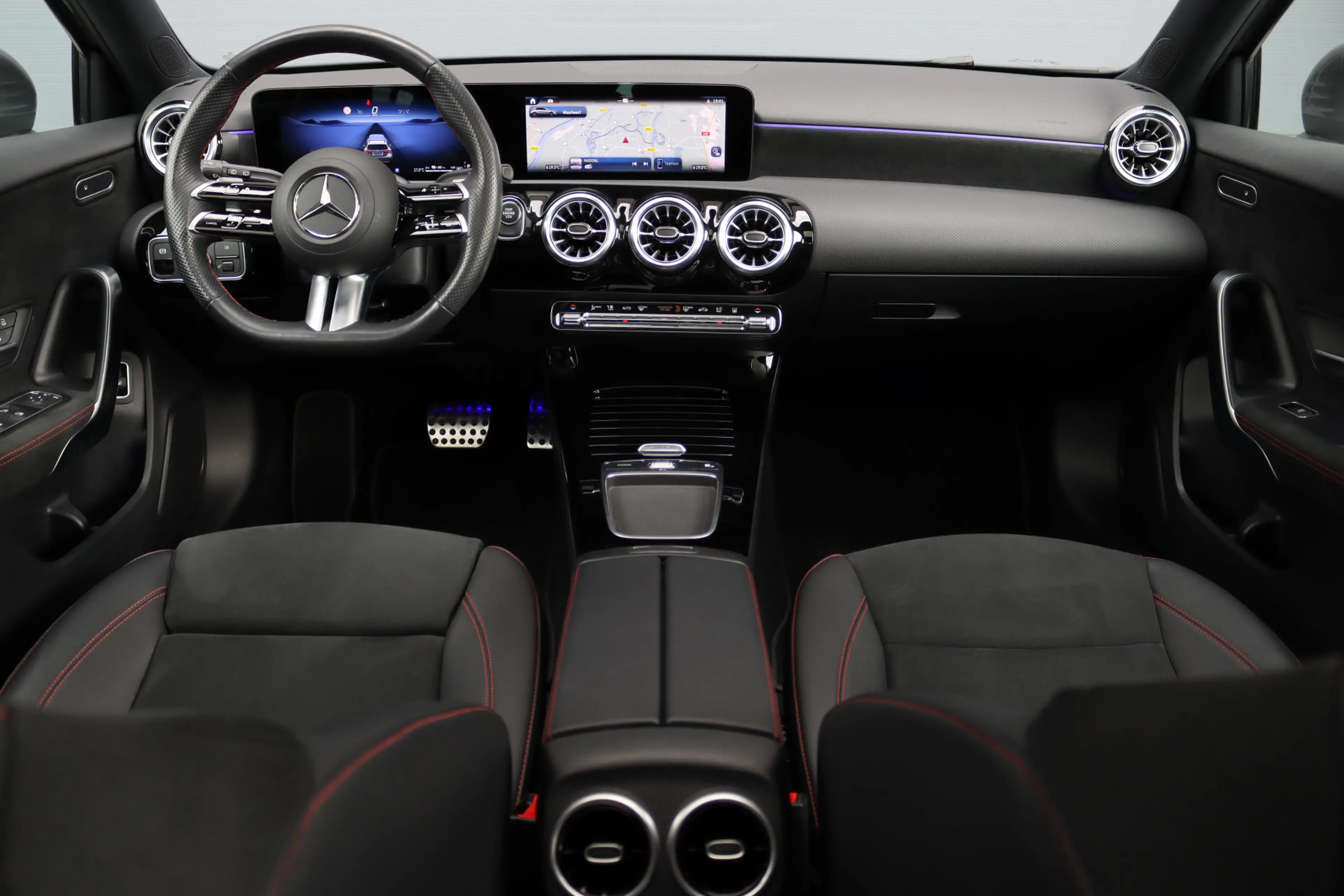 Mercedes-Benz A 250 e AMG Line | Facelift | Panoramadak | Sfeerverlich — photo 2