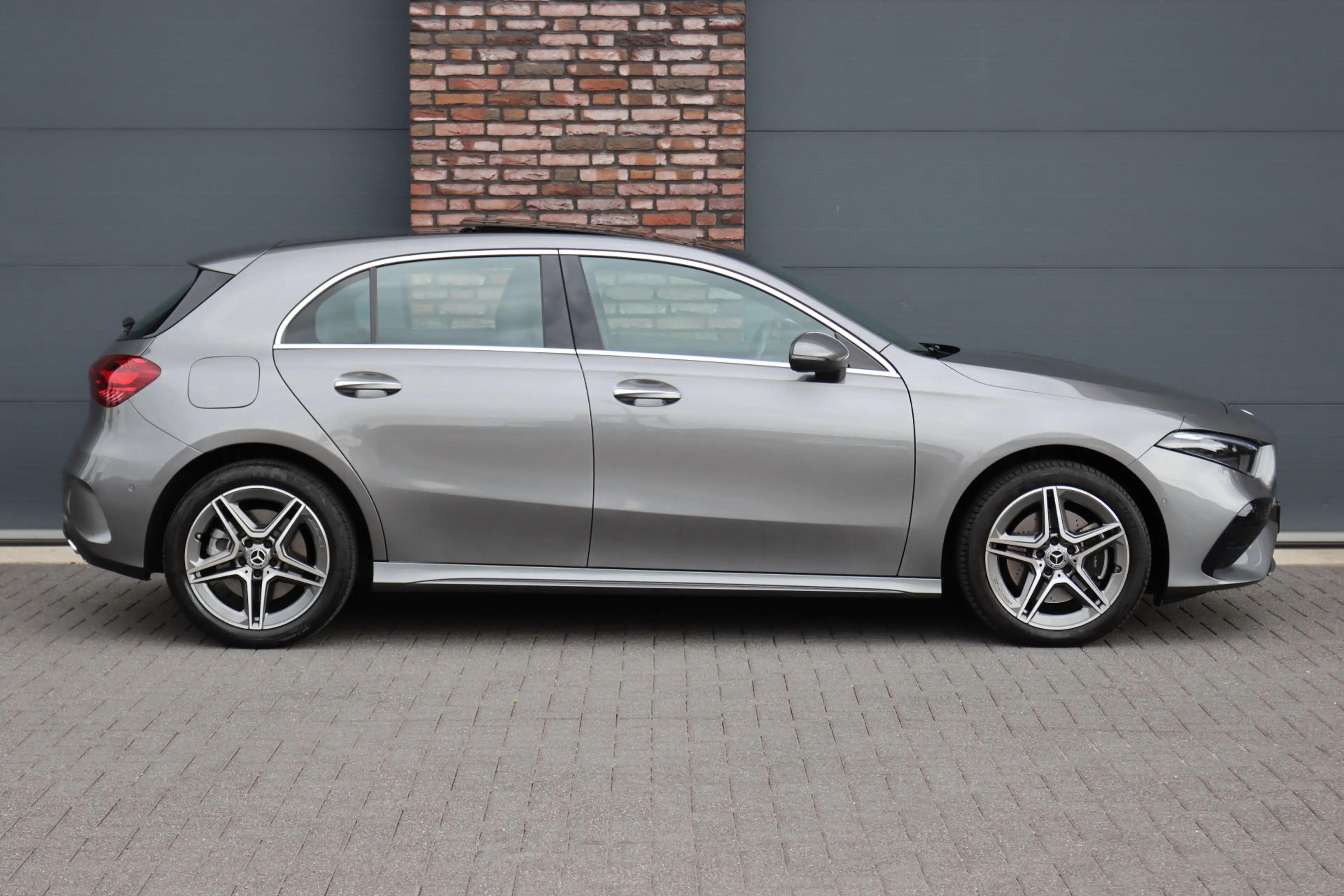 Mercedes-Benz A 250 e AMG Line | Facelift | Panoramadak | Sfeerverlich — photo 11