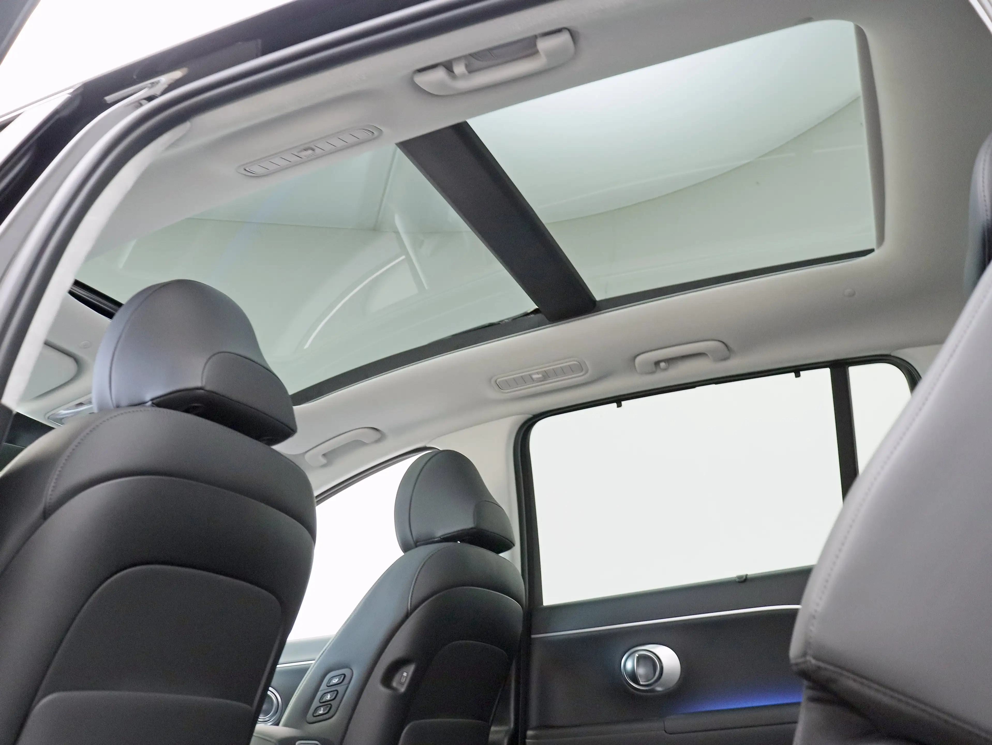 Hyundai IONIQ 9 110.3 kWh AWD+ Lounge (Abyss Black Pearl) — photo 15