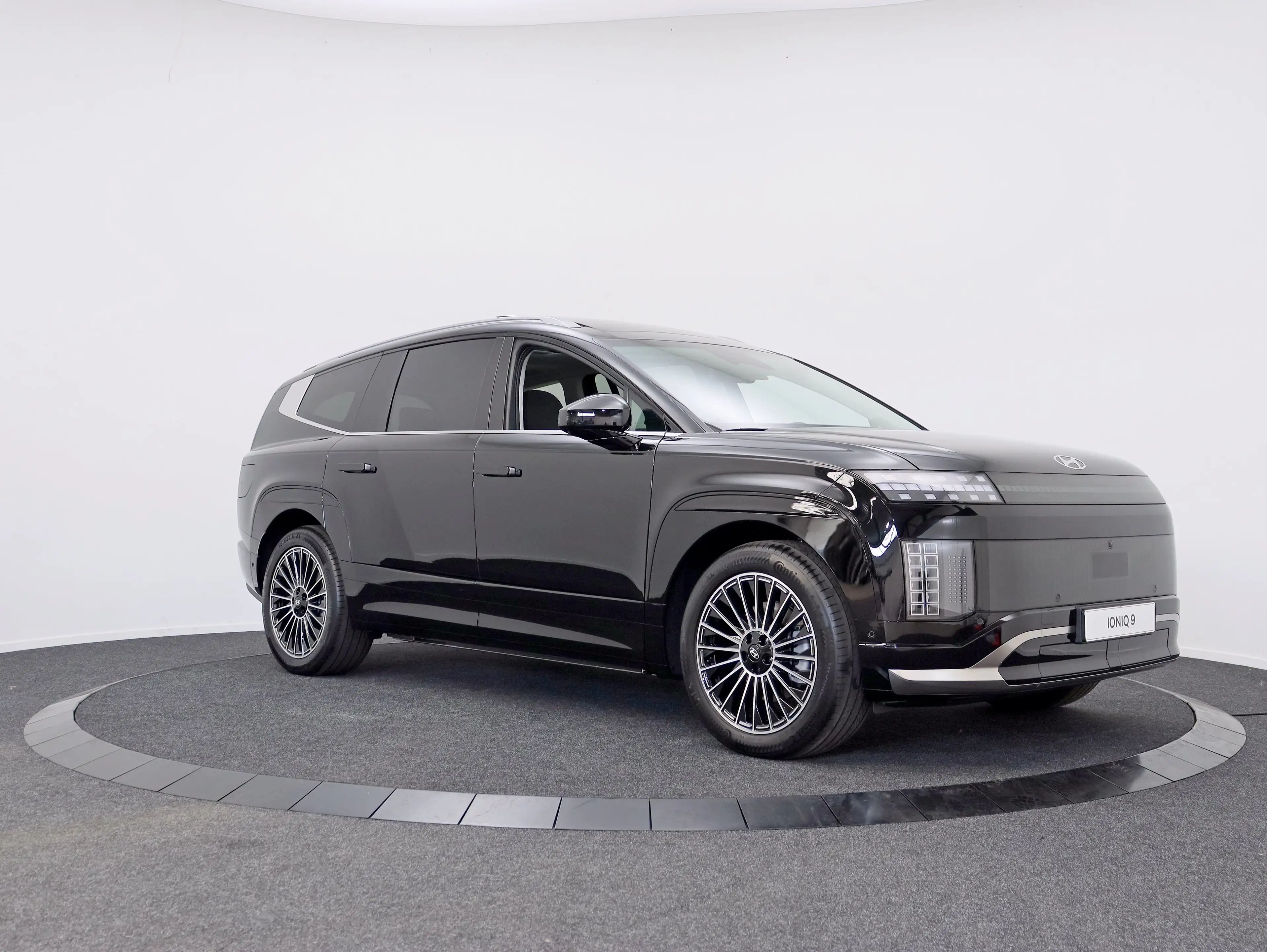 Hyundai IONIQ 9 110.3 kWh AWD+ Lounge (Abyss Black Pearl) — photo 11