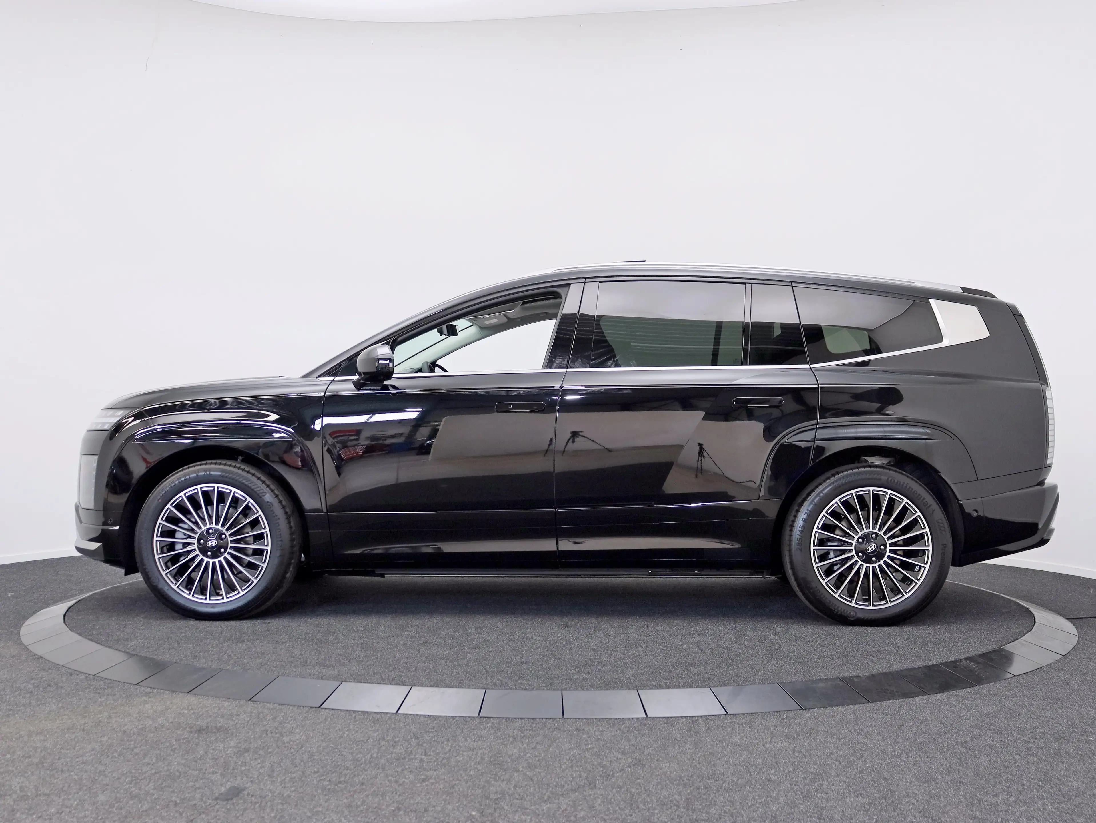 Hyundai IONIQ 9 110.3 kWh AWD+ Lounge (Abyss Black Pearl) — photo 6