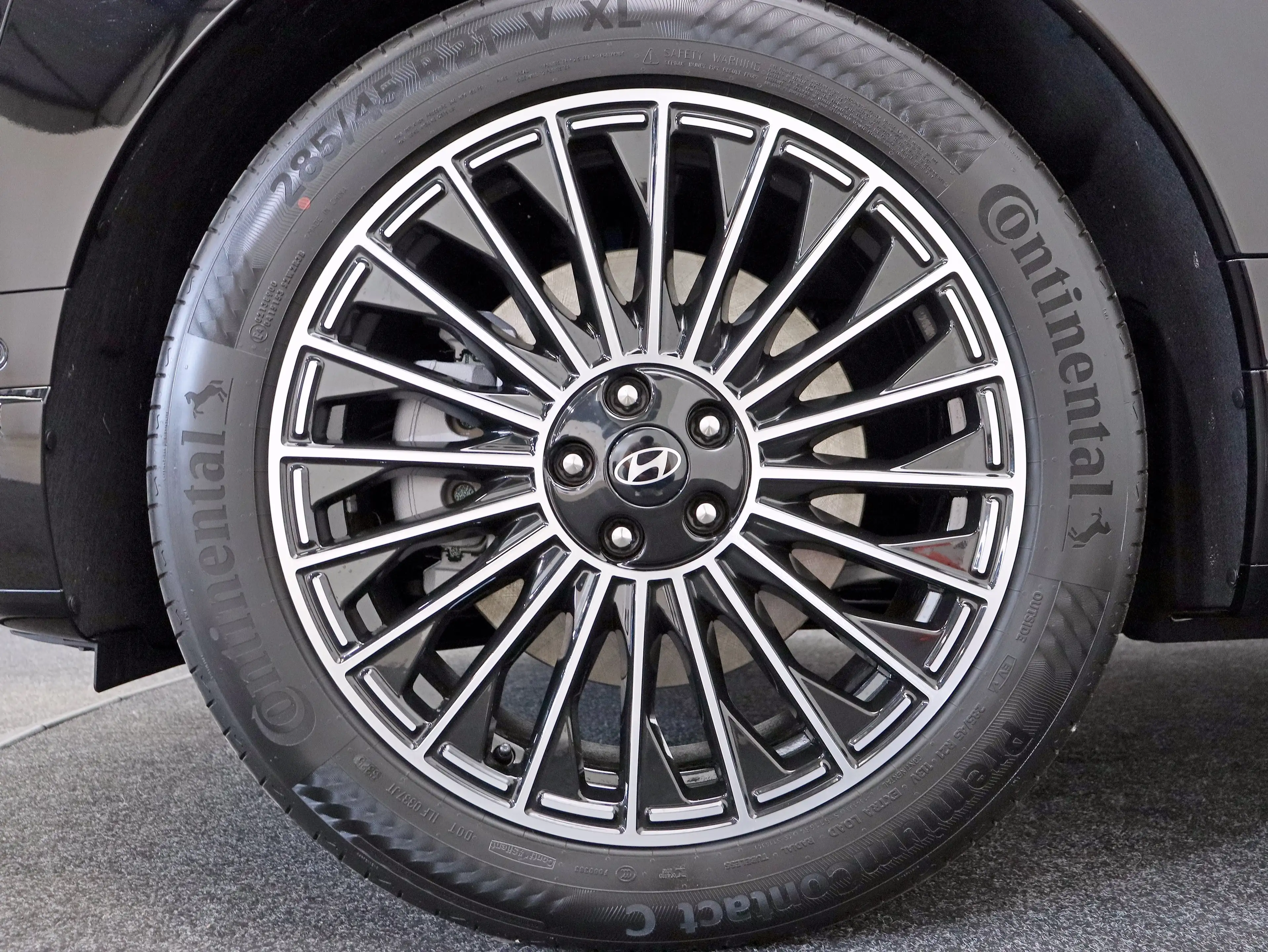 Hyundai IONIQ 9 110.3 kWh AWD+ Lounge (Abyss Black Pearl) — photo 7