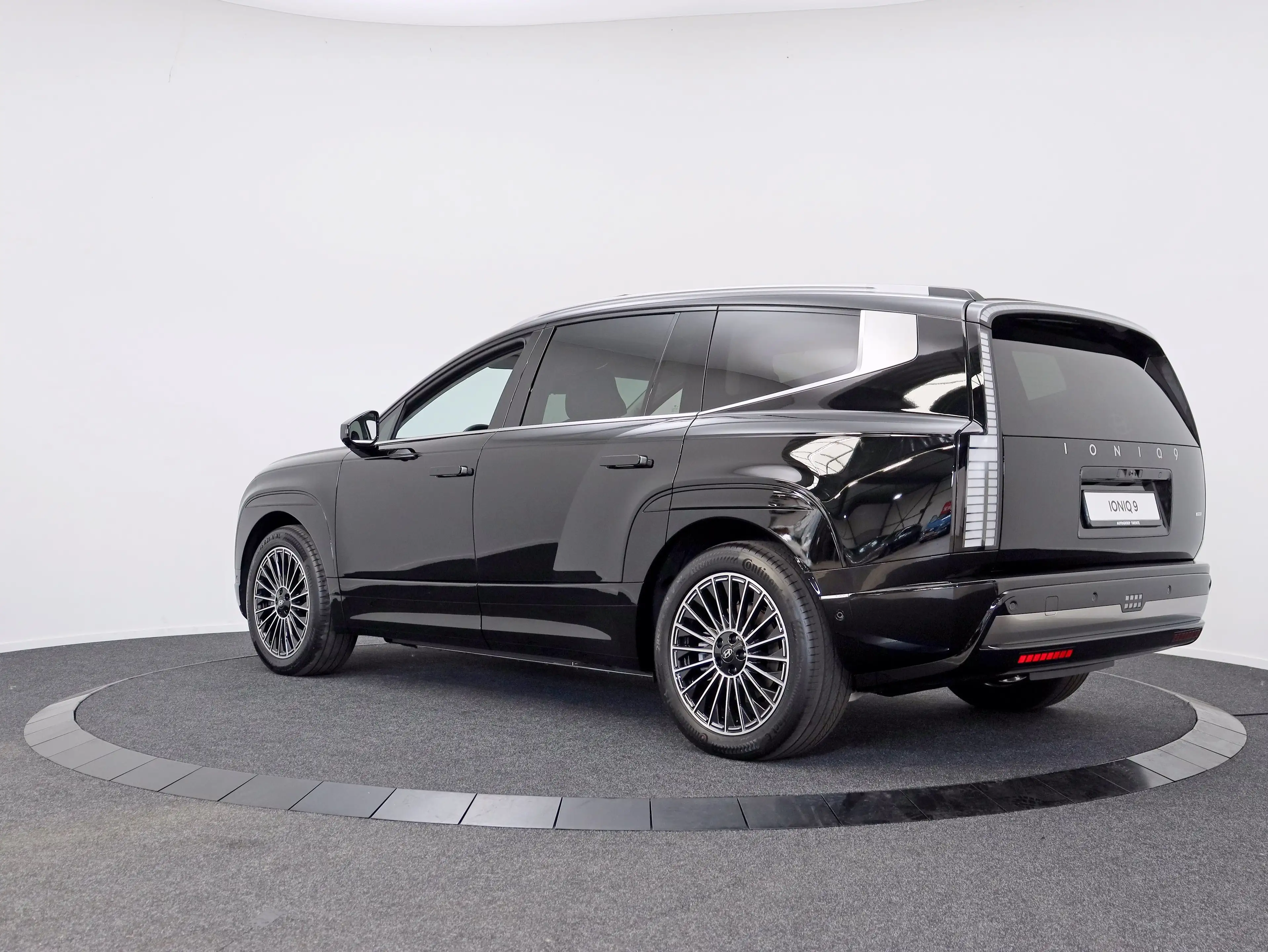 Hyundai IONIQ 9 110.3 kWh AWD+ Lounge (Abyss Black Pearl) — photo 8