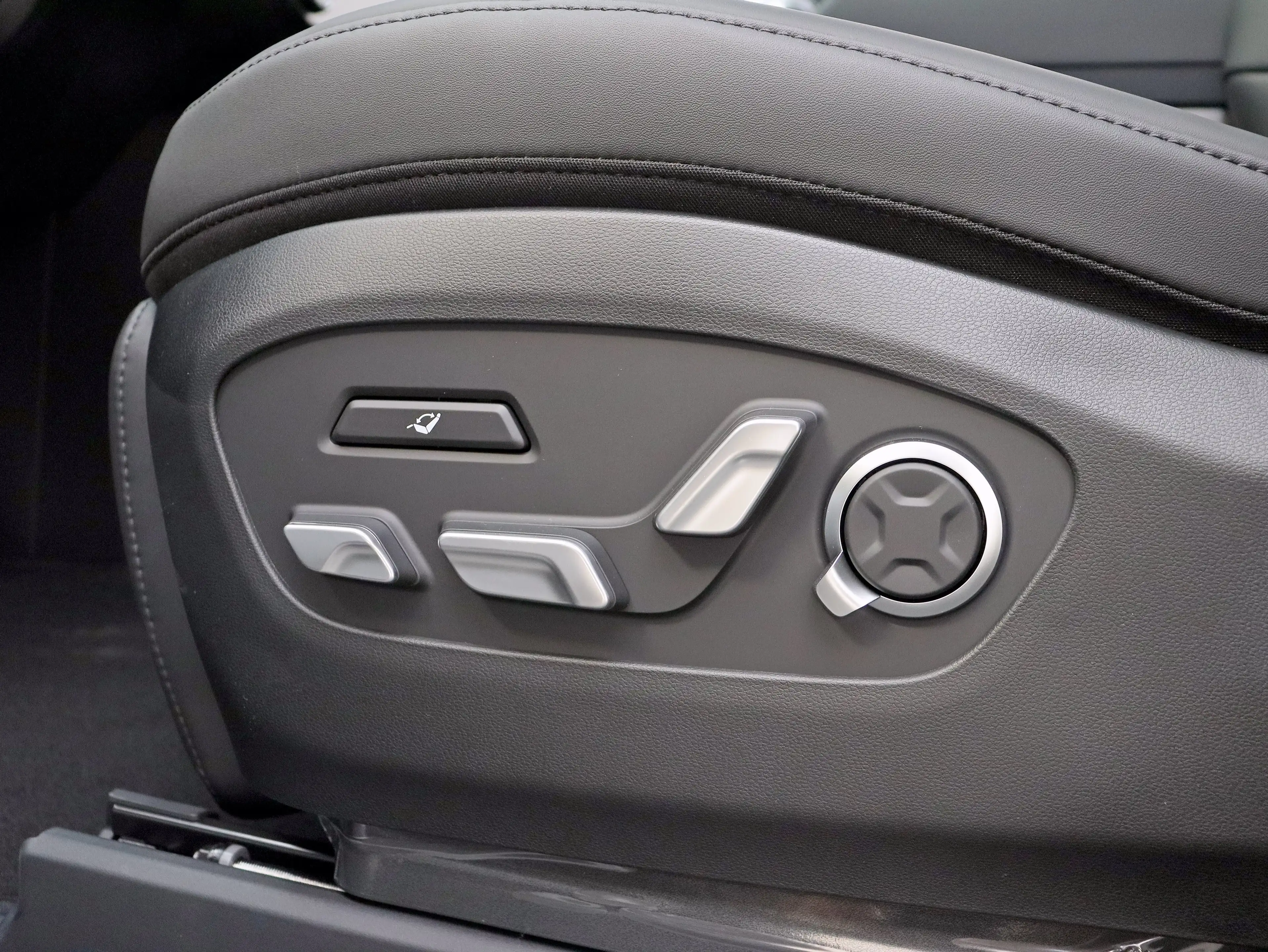Hyundai IONIQ 9 110.3 kWh AWD+ Lounge (Abyss Black Pearl) — photo 14