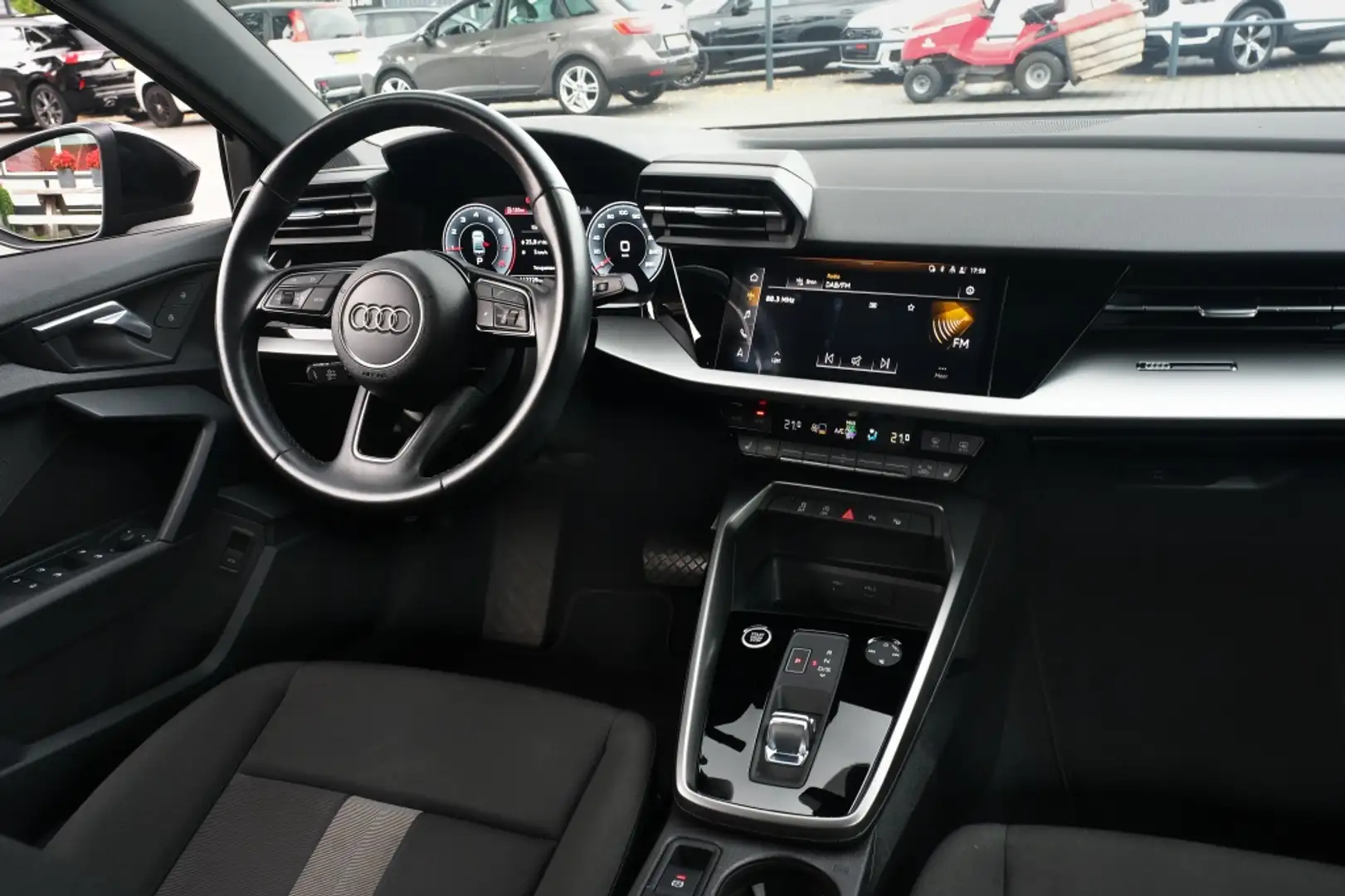 Audi A3 Limousine 35 TFSI S-Line Zwart - 2
