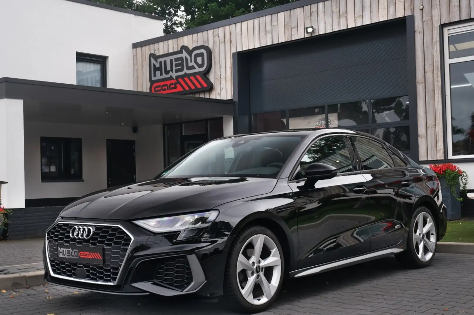 Audi A3 Limousine 35 TFSI S-Line Zwart - 1
