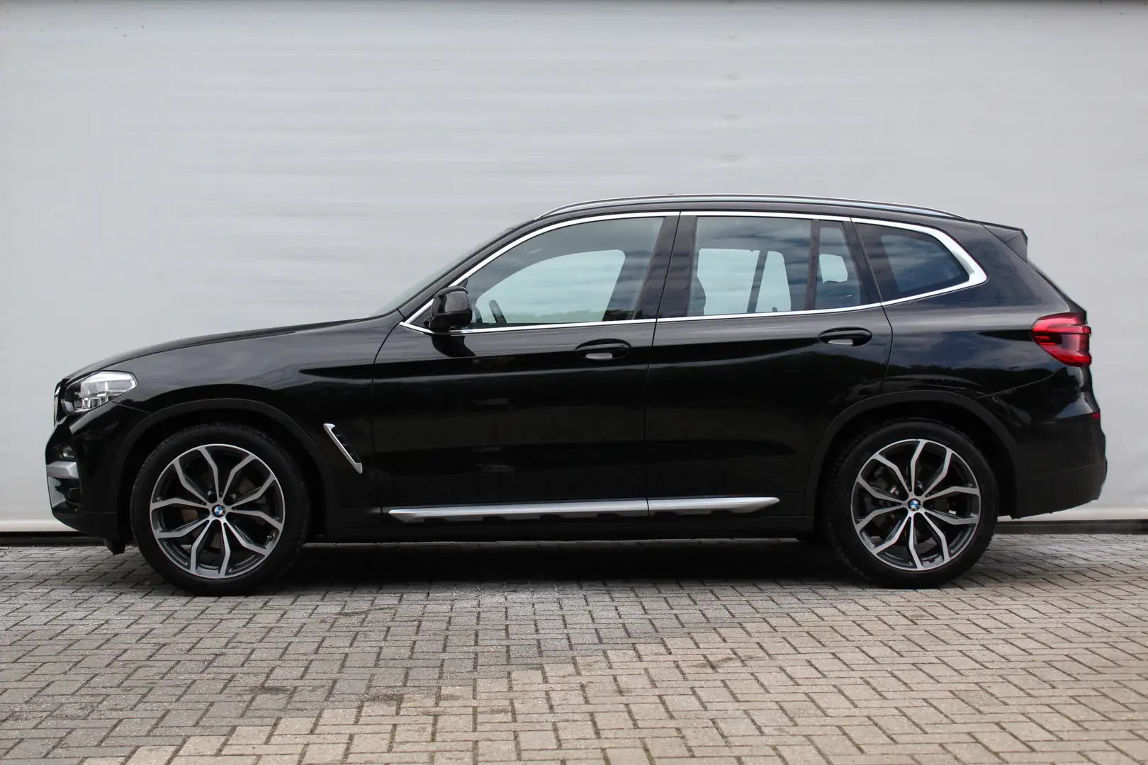 BMW X3 sDrive20i High Executive xLine Automaat / Panorama Zwart - 2