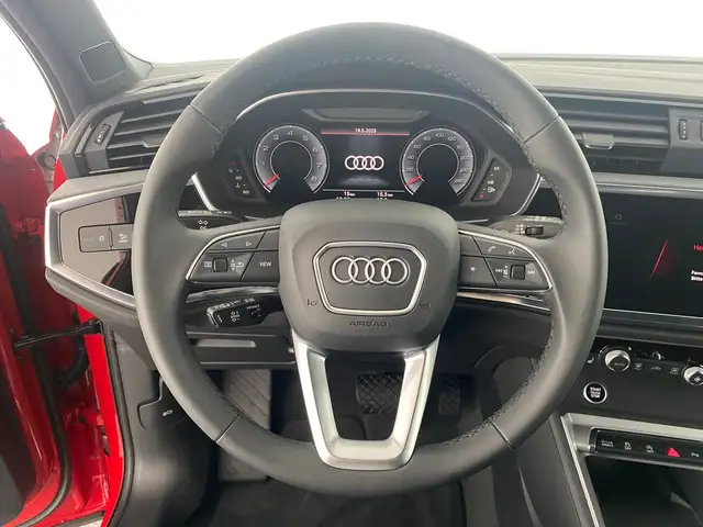 Audi Q3 view 13