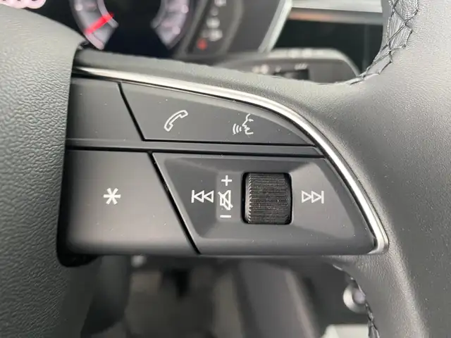 Audi Q3 view 15