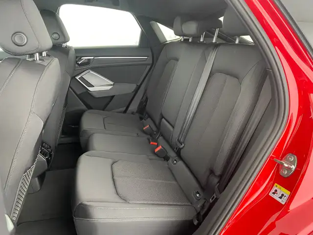 Audi Q3 view 11