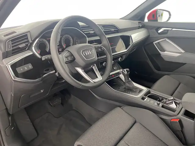Audi Q3 view 8