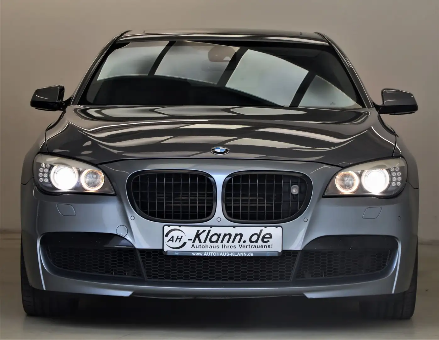 BMW 750 i 408PS xDrive Soft Standheiz 4xSHZ HUD M Pa. Szary - 2