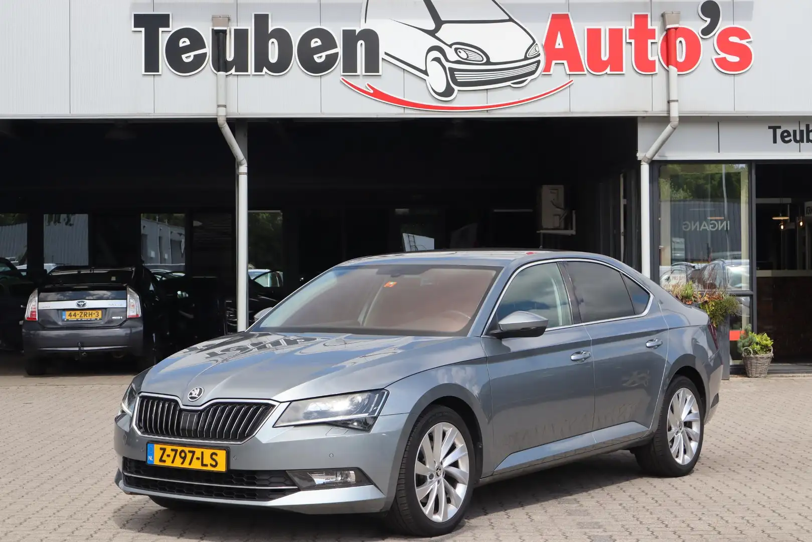 Skoda Superb 2.0 TDI Sportline Business Apple Carplay, Android Grijs - 1