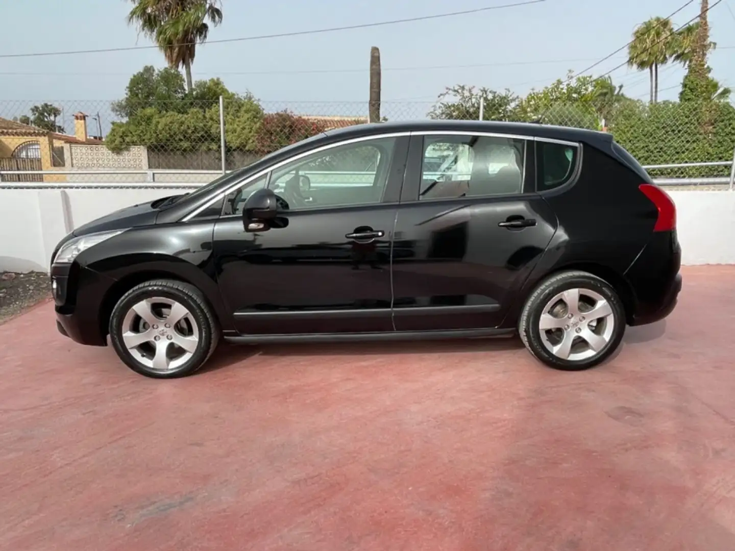 Peugeot 3008 1.6HDI FAP Premium Negro - 2
