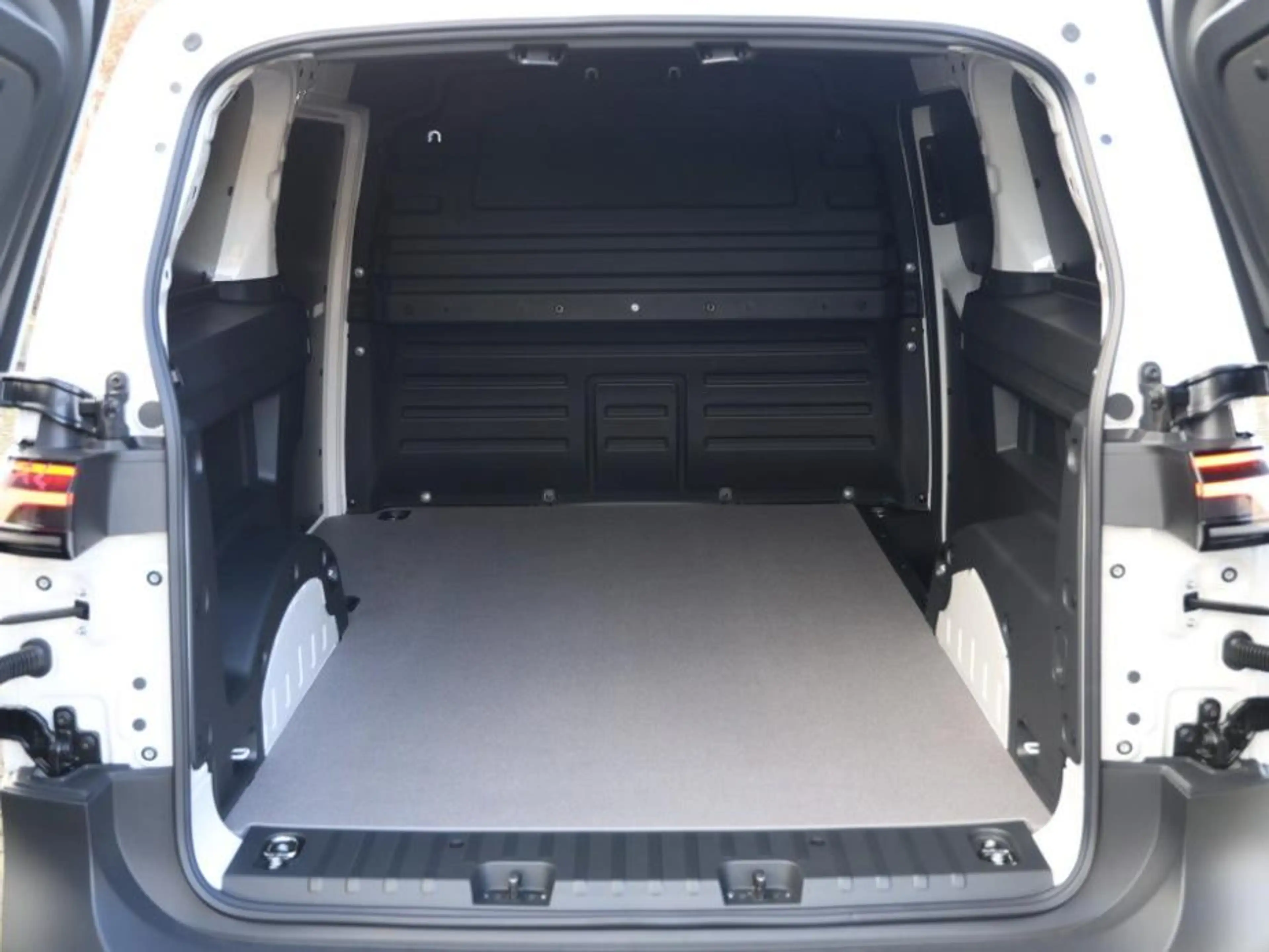 Volkswagen ID. Buzz Cargo Economy Limited Edition Elektromotor 286PK 79 kWh — photo 11