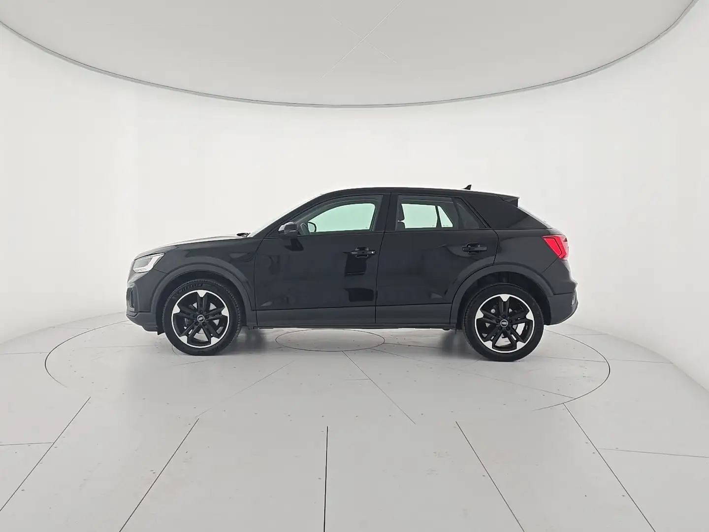 Audi Q2 30 TDI Admired Schwarz - 2