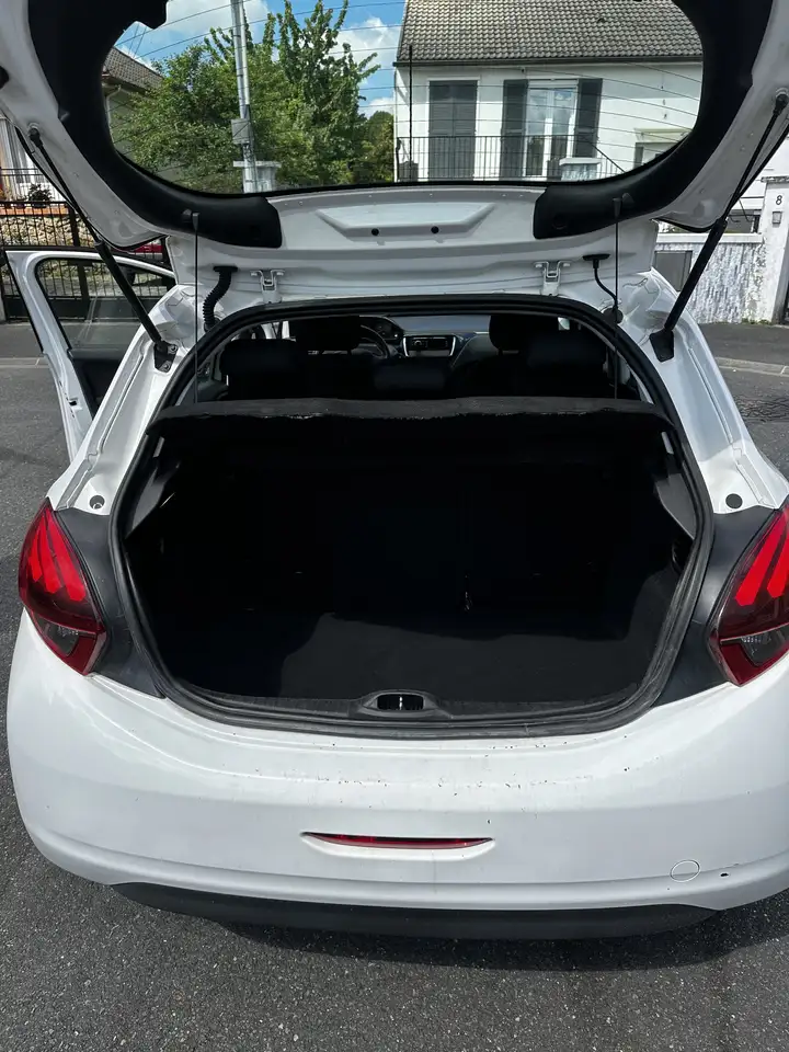 Peugeot 208 208 — photo 11