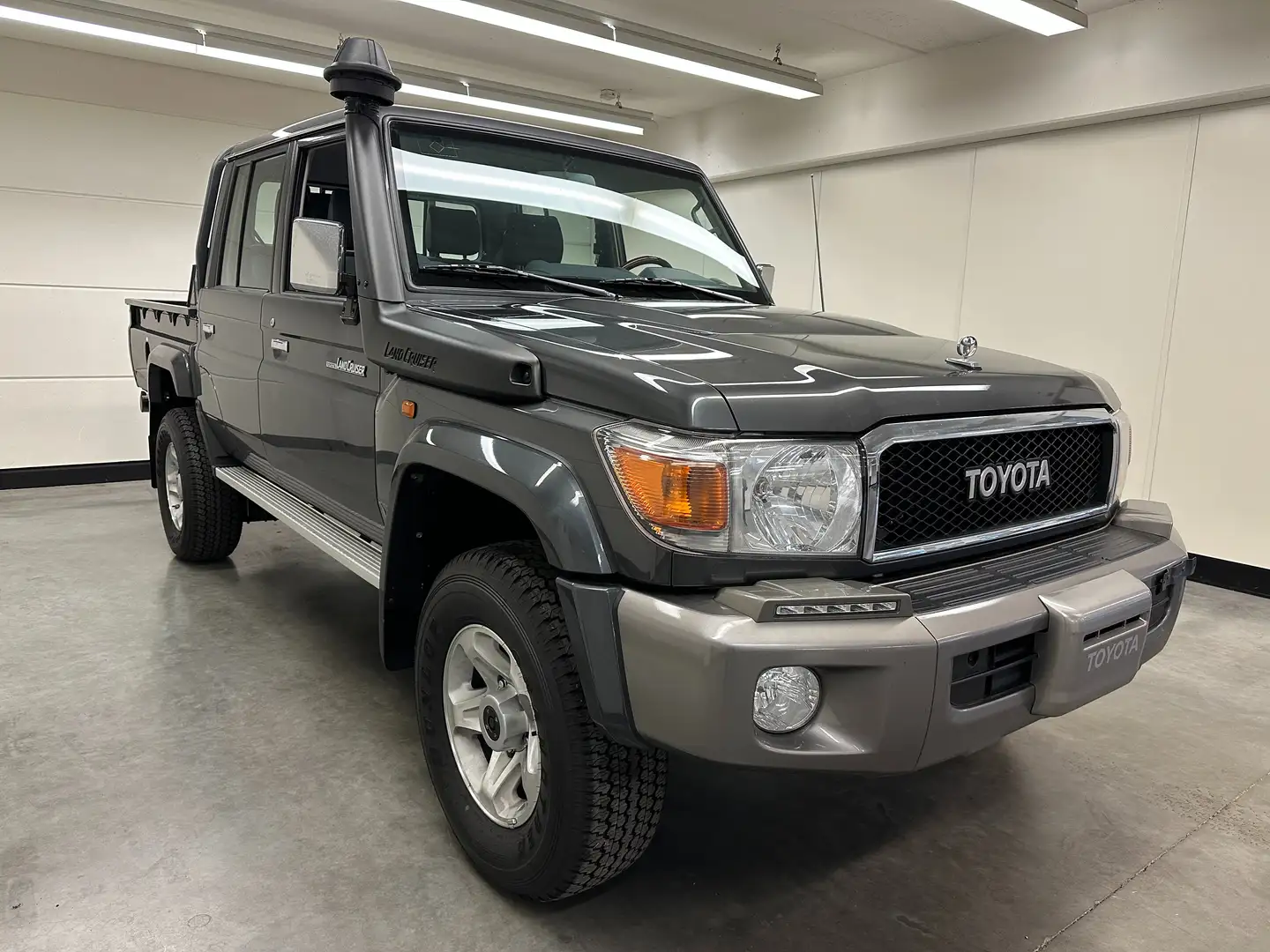 Toyota Land Cruiser LANDCRUISER GRJ 79 DC LX V6 Grijs - 2