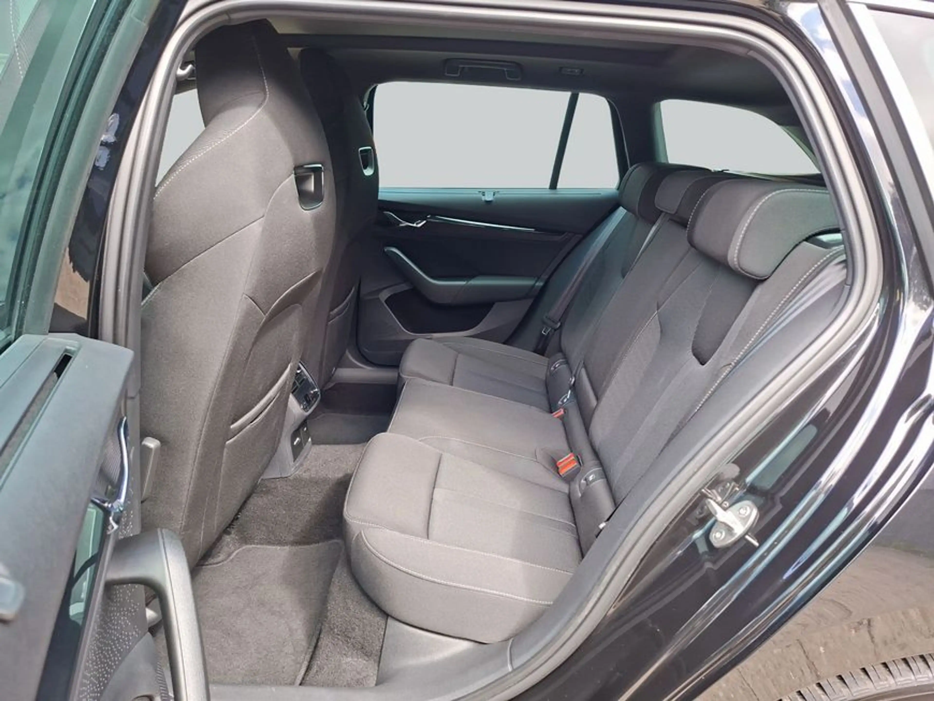 Skoda Octavia Combi 2.0 TDI DSG Sportline NAVI STANDHZ P — photo 11