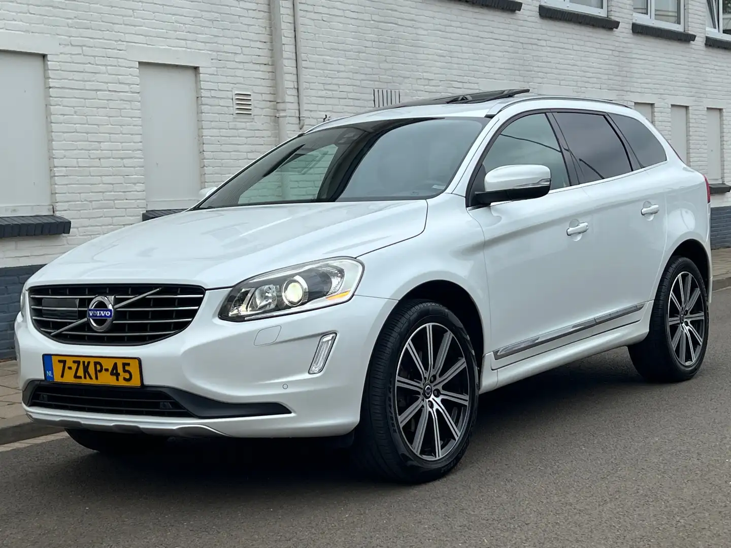 Volvo XC60 2.0 T5 FWD Ocean Race|Pano|Automaat|Trekhaak|ACC|L Weiß - 2