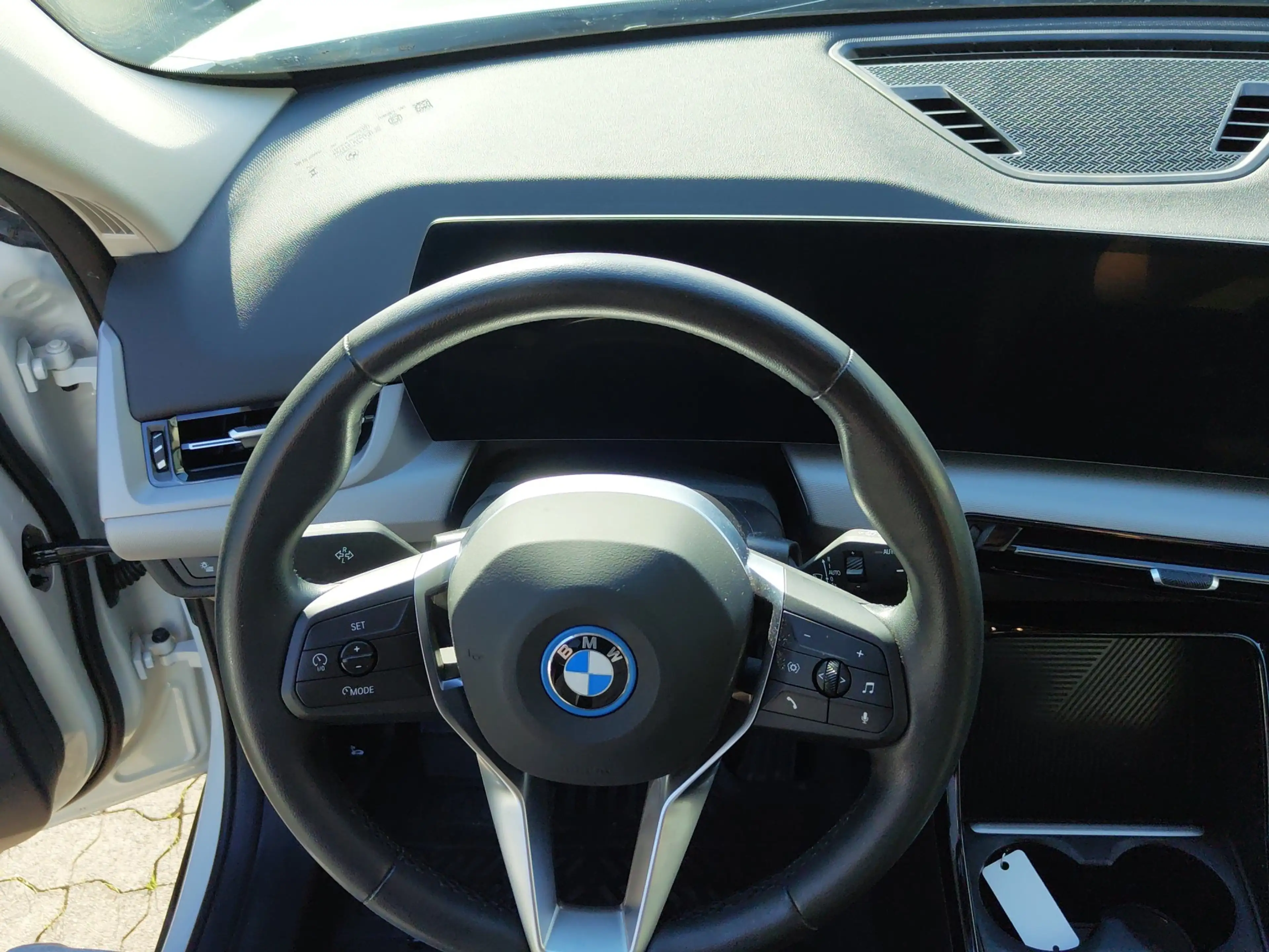 BMW iX1 xDrive30 AHK/CAM/M-Fwk/SH/NAVI/PRIVACY — photo 8