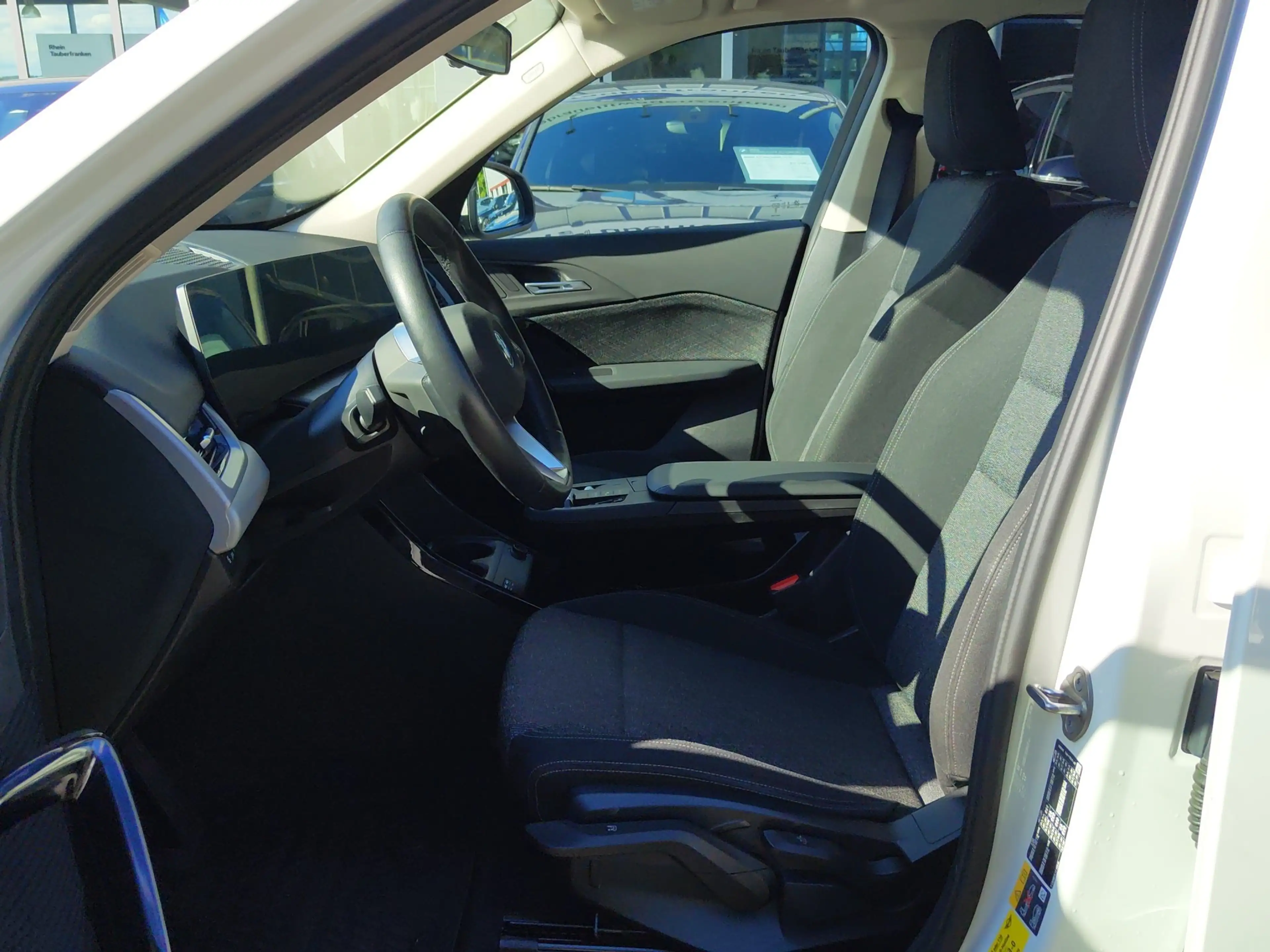 BMW iX1 xDrive30 AHK/CAM/M-Fwk/SH/NAVI/PRIVACY — photo 5