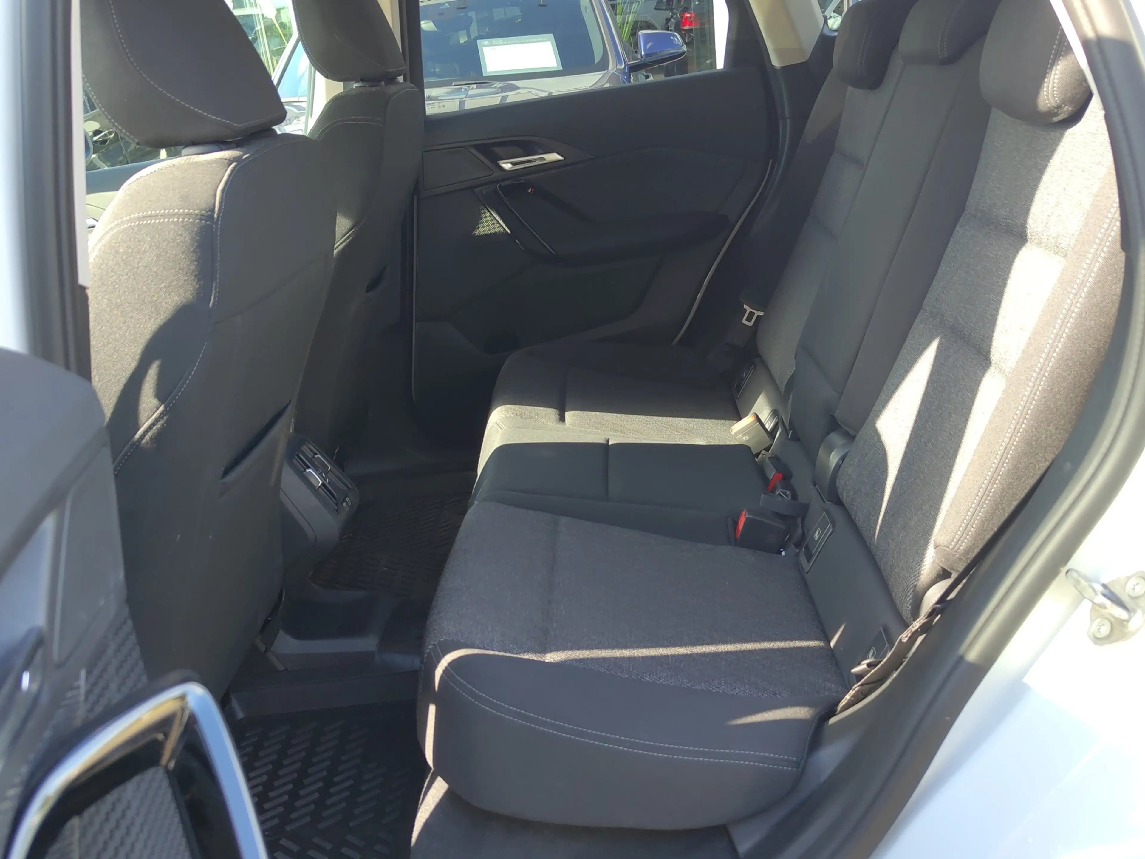 BMW iX1 xDrive30 AHK/CAM/M-Fwk/SH/NAVI/PRIVACY — photo 6