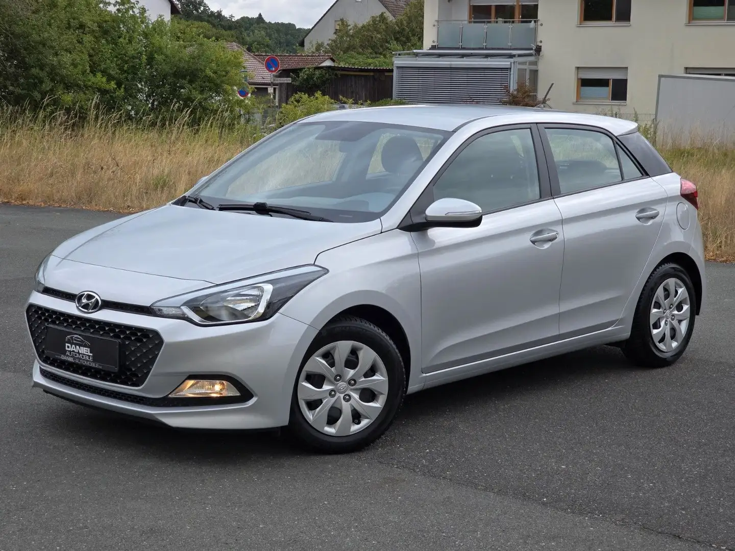 Hyundai i20 1.2 Go KLIMA + USB + EURO 6 Silber - 2