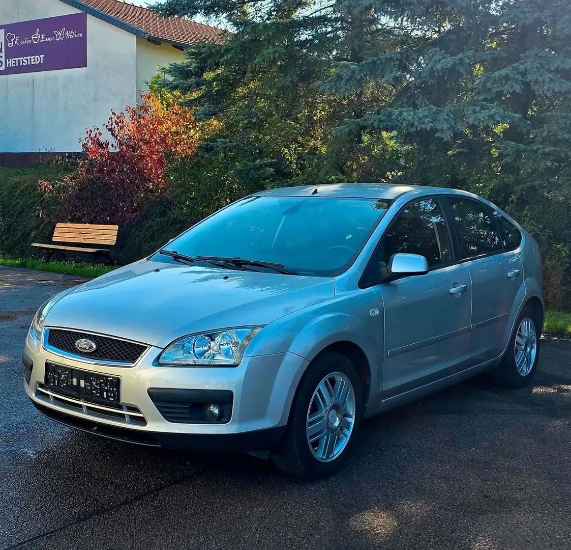 Ford Focus Lim. Ghia+1.Hand+Tempo+SHZ+Klima+PDC+ Silber - 1