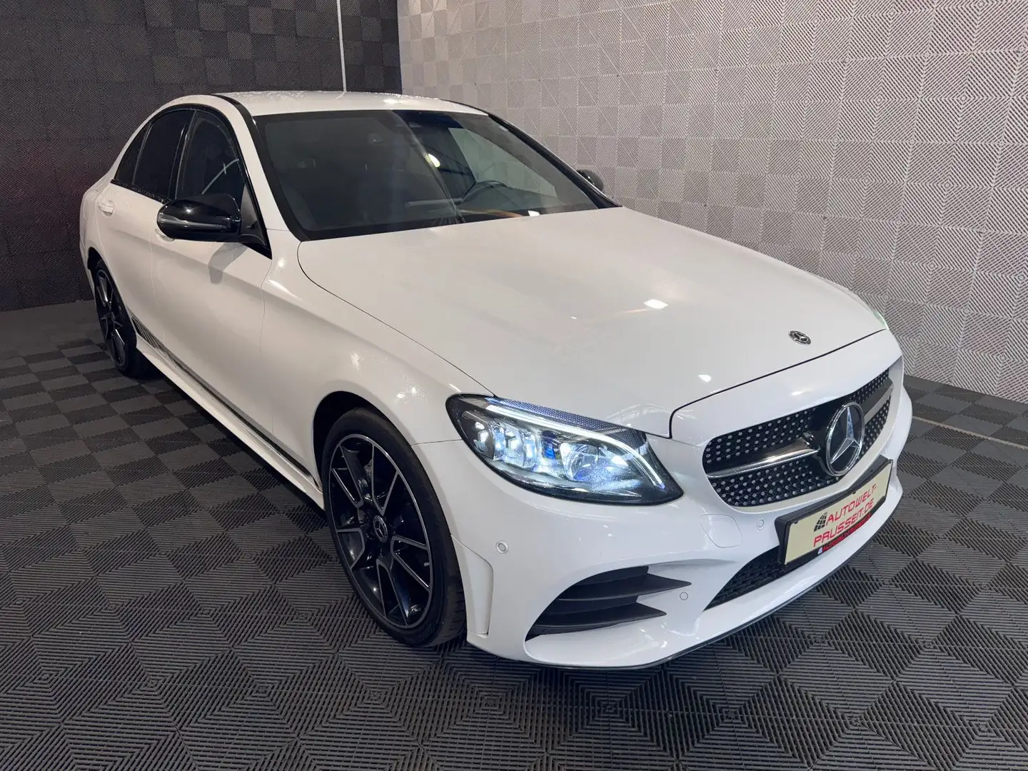Mercedes-Benz C 300 d*AMG*4M-ACC-BURMESTER-AHK-NIGHT-R.KAM-9G Weiß - 1
