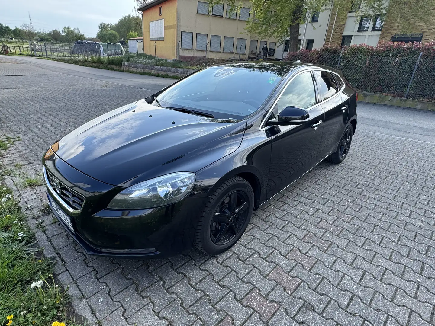 Volvo V40 D4 Geartronic Momentum Schwarz - 2