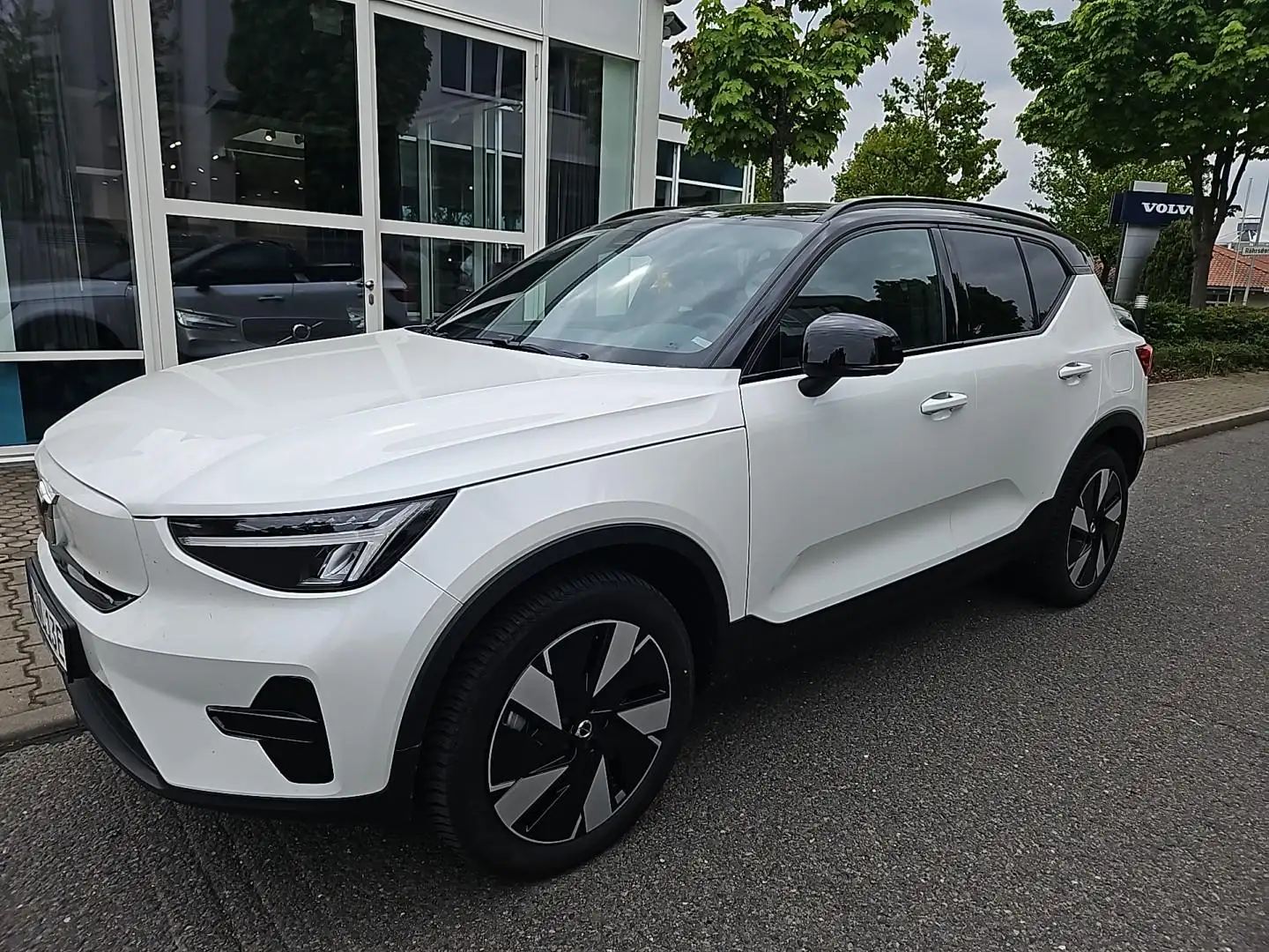 Volvo XC40 AWD Plus Recharge Pure Electric Weiß - 1