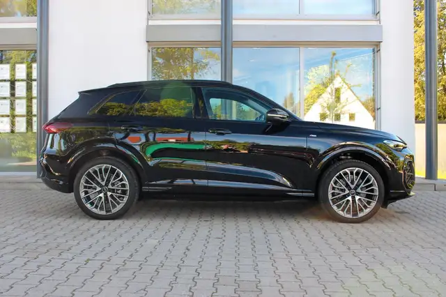 Audi Q5 view 4