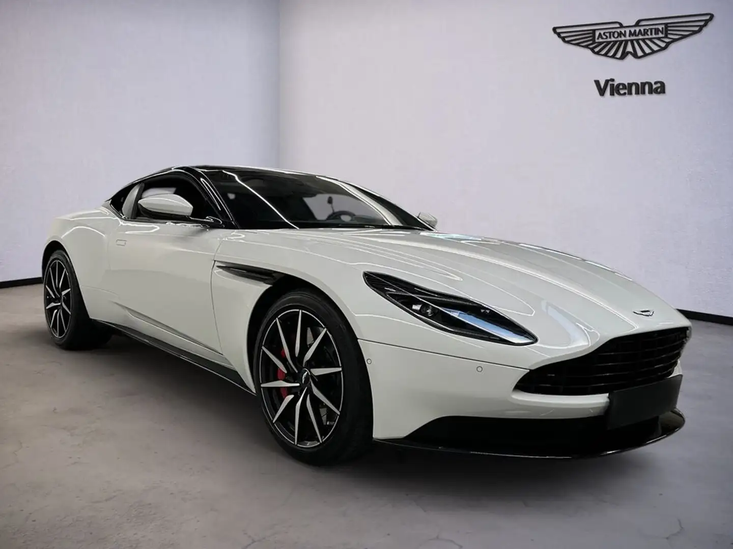 Aston Martin DB11 / Lunar White / Obsidian Black over Spicy Red Weiß - 2