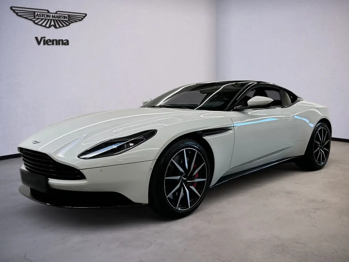 Aston Martin DB11 / Lunar White / Obsidian Black over Spicy Red Bianco - 1