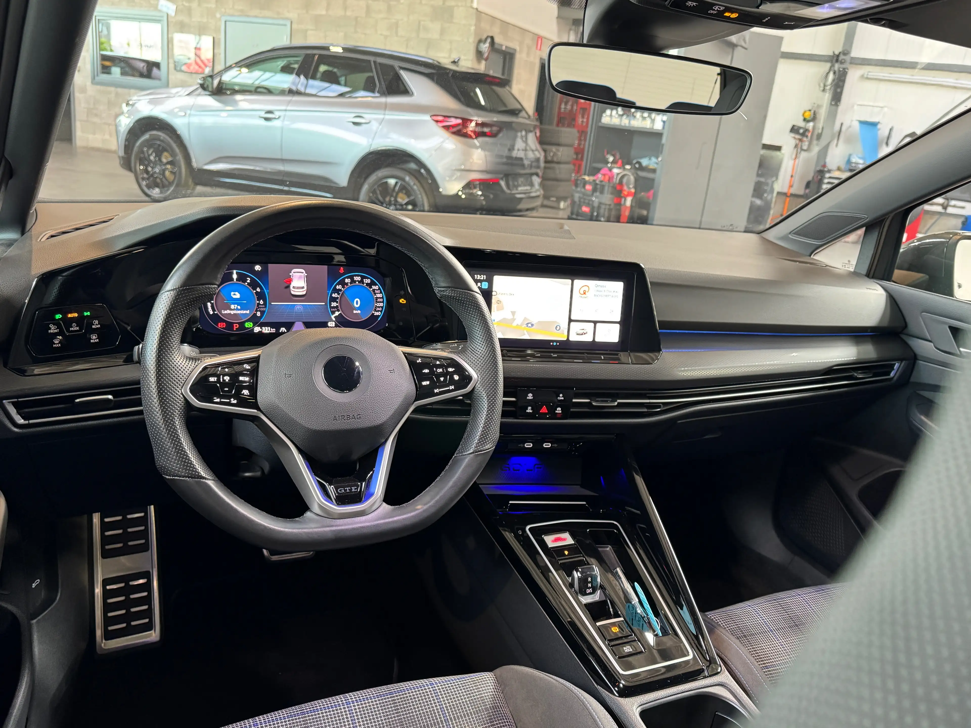 Volkswagen Golf GTE 1.4 TSI eHybrid OPF DSG — photo 8