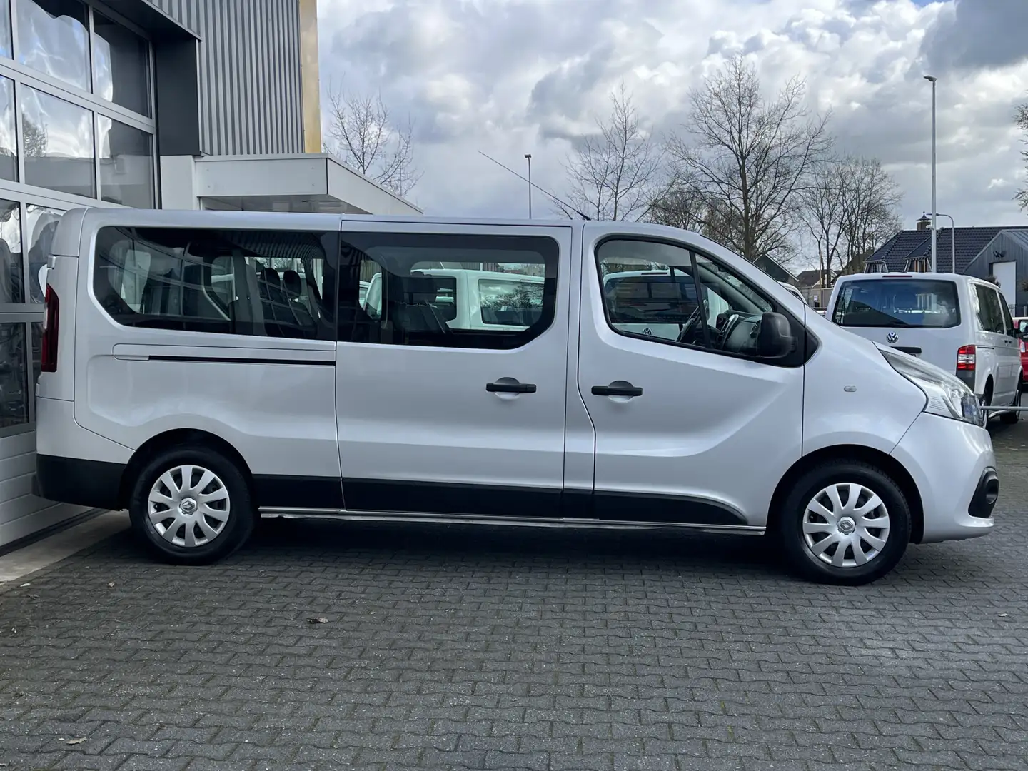 Renault Trafic Passenger 9 persoons 1.6 dCi BTW / BPM vrij marge Grijs - 2