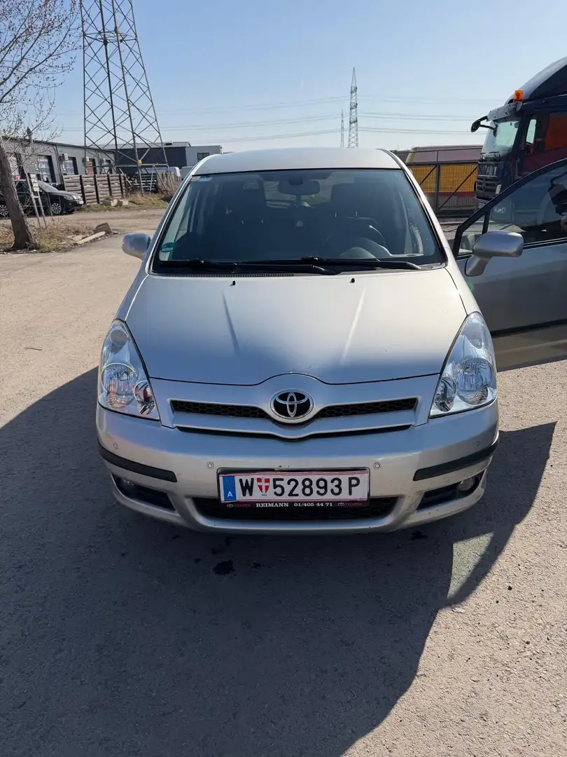 Toyota Corolla Verso 2.2 D-4D Luna - 1